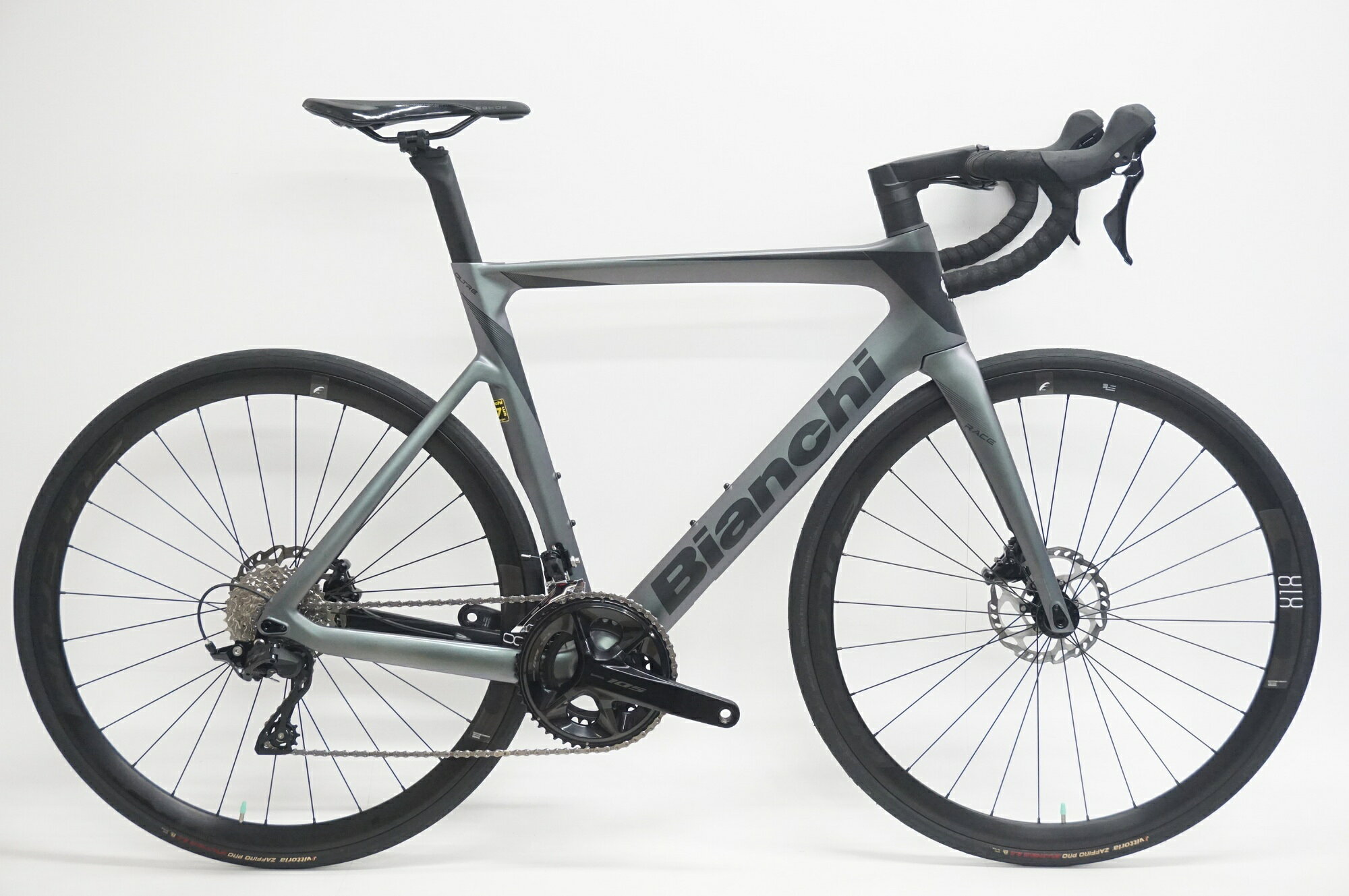 ■商品情報メーカーサイズ:57シートチューブ(C-T): 540mmトップチューブ(C-C):560mm(ホリゾンタル換算)適応身長:177-185cm(目安)重量:約9kgフレーム材質:カーボンフロントフォーク:カーボンレバー:105 R7120フロントディレイラー:105 R7100リアディレイラー:105 R7100ブレーキ:105 R7170クランク:105 R7100 50-34T 172.5mmスプロケット:105 R7101 11-34Tシートポスト:純正 専用ハンドル:純正 430/440mmステム:純正 110mmサドル:純正ホイール:FULCRUM RACING 800 DBタイヤ:700x28C変速段数:2x12付属品:なし(ペダル付属なし)■状態使用に伴うキズやヨゴレがございますが、使用に問題はございません。フロントホイールハブに若干のガタツキがございます。フロントブレーキの制動力がやや弱い印象です、ご使用の前に必ずパッドの交換が必要です。タイヤサイドに割れがありますが、まだ使用可能と判断しております。 ■注意事項【在庫について】 在庫管理は細心の注意を払い行なっておりますが、システムの都合により在庫有と表記の商品につきましても、実在庫の反映との時間差により在庫が無い場合がございます。弊社はそれに伴う全てにおいて一切の責任は負いかねます事、何卒ご了承くださいませ。ご注文頂きました商品のご用意が出来かねました場合は、お電話とメールにてキャンセルご承諾お願いのご連絡をさせて頂きます。【掲載画像について】撮影方法やお客様の閲覧環境により、実際の商品とは違った色の見え方となる場合がございます。上記理由による返品、変更、キャンセルは一切お受け致しかねますまたシステム等の不備により、商品ページに別商品が含まれている、別カラー・仕様が掲載されている、商品情報に誤表記がある場合がございますご不明点がございましたら必ずご注文前にお問い合わせくださいませ。
