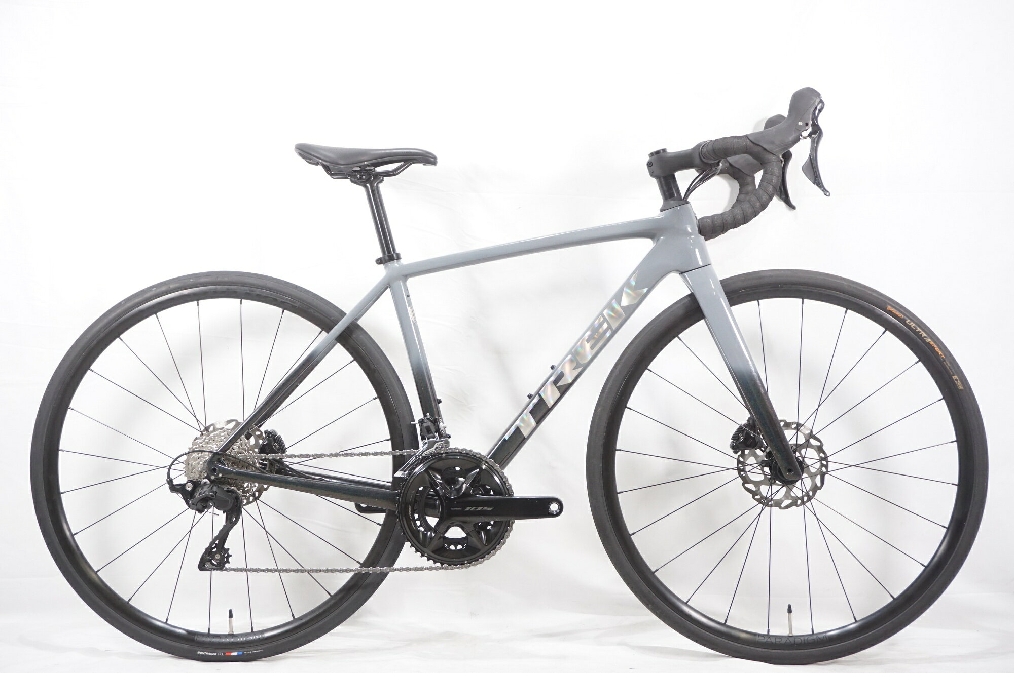 ■商品情報メーカーサイズ:50シートチューブ(C-T):450mmトップチューブ(C-C):510mm(ホリゾンタル換算)適応身長:160-168cm(目安)重量:約8.9kgフレーム材質:アルミフロントフォーク:カーボンレバー:SHIMANO 105 R7120フロントディレイラー:SHIMANO 105 R7100リアディレイラー:SHIMANO 105 R7100ブレーキ:SHIMANO 105 R7170クランク:SHIMANO 105 R7100 50-34T 170mmスプロケット:SHIMANO CS-R7100 11-34Tシートポスト:純正 27.2mmハンドル:純正 420mmステム:純正 80mmサドル:TREK VERSEホイール:BONTRAGER PARADIGMタイヤ:700x28C変速段数:2x12付属品:なし(ペダル付属なし)■状態使用に伴うキズやヨゴレがございます。STIレバー、ホイールにキズがございます。左のチェーンステーに目立つ塗装欠けがございます。■注意事項【在庫について】 在庫管理は細心の注意を払い行なっておりますが、システムの都合により在庫有と表記の商品につきましても、実在庫の反映との時間差により在庫が無い場合がございます。弊社はそれに伴う全てにおいて一切の責任は負いかねます事、何卒ご了承くださいませ。ご注文頂きました商品のご用意が出来かねました場合は、お電話とメールにてキャンセルご承諾お願いのご連絡をさせて頂きます。【掲載画像について】撮影方法やお客様の閲覧環境により、実際の商品とは違った色の見え方となる場合がございます。上記理由による返品、変更、キャンセルは一切お受け致しかねますまたシステム等の不備により、商品ページに別商品が含まれている、別カラー・仕様が掲載されている、商品情報に誤表記がある場合がございますご不明点がございましたら必ずご注文前にお問い合わせくださいませ。