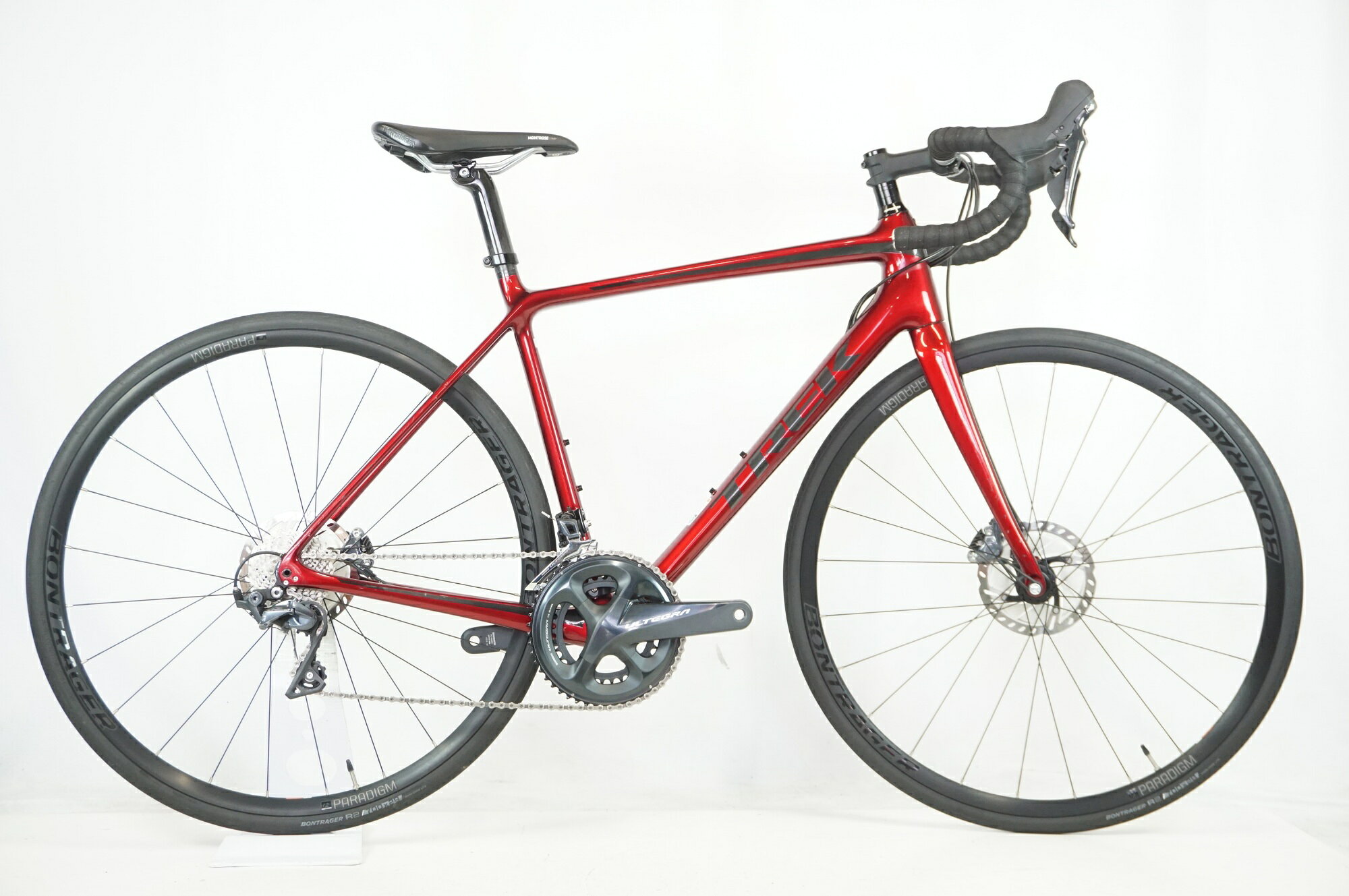 ■商品情報 メーカーサイズ:54 シートチューブ(C-T): 506mm トップチューブ(C-C):543mm(ホリゾンタル換算) 適応身長:172-177cm(目安) 重量:約8kg フレーム材質:カーボン フロントフォーク:カーボン レバー:SHIMANO ULTEGRA R8020 フロントディレイラー:SHIMANO ULTEGRA R8000 リアディレイラー:SHIMANO ULTEGRA R8000 ブレーキ:SHIMANO ULTEGRA R8070 クランク:SHIMANO ULTEGRA R8000 50-34T 172.5mm スプロケット:SHIMANO ULTEGRA R8000 11-28T シートポスト:純正 専用 ハンドル:純正 420mm ステム:純正 90mm サドル:純正 ホイール:純正 タイヤ:700x28C 変速段数:2x11 付属品:なし(ペダル付属なし) ■状態 ・整備済みの車体でございます。 ・使用に伴う傷等はございますが、各部動作良好な状態です。 ・バーテープを新品に交換済みです。 ・ドライブ側リアエンド内側に大きめの塗装剥がれがございます(カーボン地露出、やや削れあり)。 ※掲載画像以外にもキズや汚れはございますが、写真の掲載可能枚数の都合上、目立つ箇所を優先的に抜粋しております。■配送方法 ※アートセッティングデリバリー家財おまかせ便での配送となります。 ■注意事項【在庫について】 在庫管理は細心の注意を払い行なっておりますが、システムの都合により在庫有と表記の商品につきましても、実在庫の反映との時間差により在庫が無い場合がございます。弊社はそれに伴う全てにおいて一切の責任は負いかねます事、何卒ご了承くださいませ。ご注文頂きました商品のご用意が出来かねました場合は、お電話とメールにてキャンセルご承諾お願いのご連絡をさせて頂きます。【掲載画像について】撮影方法やお客様の閲覧環境により、実際の商品とは違った色の見え方となる場合がございます。上記理由による返品、変更、キャンセルは一切お受け致しかねますまたシステム等の不備により、商品ページに別商品が含まれている、別カラー・仕様が掲載されている、商品情報に誤表記がある場合がございますご不明点がございましたら必ずご注文前にお問い合わせくださいませ。