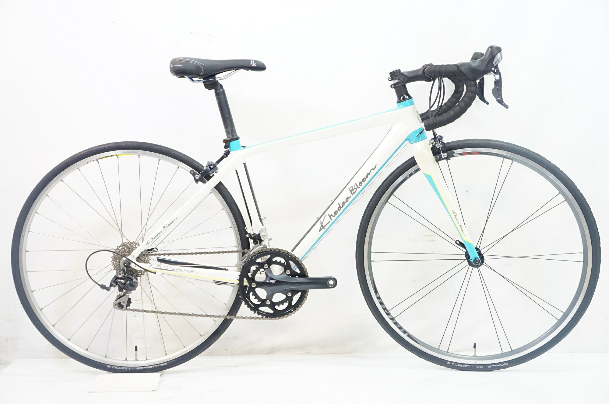 ■商品情報 サイズ: 430 シートチューブ(C-T): 約430mm トップチューブ(C-C): 約515mm(水平換算) ヘッドチューブ: 約120mm 適応身長: 約155-170cm(目安) 重量: 約9.3kg フレーム: アルミ フォーク: カーボン 変速: SHIMANO 105 5700 2x10段 ブレーキ: SHIMANO 105 5700 Fホイール: BONTRAGER SELECT Rホイール: MAVIC OPEN SPORT リム + SHIMANO 105 5600 ハブ タイヤ: 700x25C 付属品: なし (ペダル付属なし) ■状態 やや傷や汚れ等 全体的にある程度使用感がございます。走行に問題はございません。 前後タイヤとバーテープ、チェーンを新品に交換済みです。 ■注意事項【在庫について】 在庫管理は細心の注意を払い行なっておりますが、システムの都合により在庫有と表記の商品につきましても、実在庫の反映との時間差により在庫が無い場合がございます。弊社はそれに伴う全てにおいて一切の責任は負いかねます事、何卒ご了承くださいませ。ご注文頂きました商品のご用意が出来かねました場合は、お電話とメールにてキャンセルご承諾お願いのご連絡をさせて頂きます。【掲載画像について】撮影方法やお客様の閲覧環境により、実際の商品とは違った色の見え方となる場合がございます。上記理由による返品、変更、キャンセルは一切お受け致しかねますまたシステム等の不備により、商品ページに別商品が含まれている、別カラー・仕様が掲載されている、商品情報に誤表記がある場合がございますご不明点がございましたら必ずご注文前にお問い合わせくださいませ。