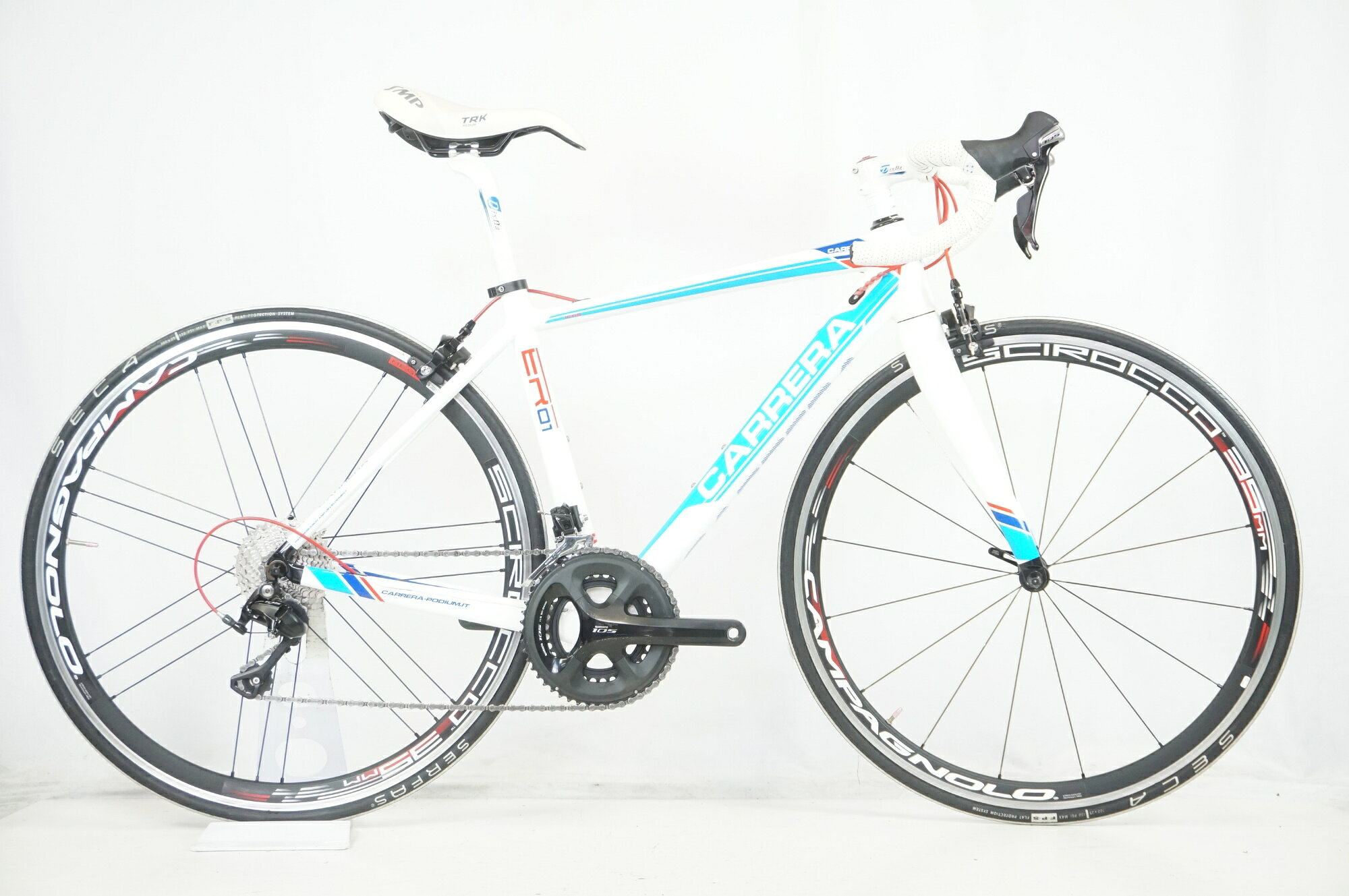 ■商品情報 メーカーサイズ:XS シートチューブ(C-T): 460mm トップチューブ(C-C):515mm(ホリゾンタル換算) 適応身長:156-169cm(目安) 重量:約8.4kg フレーム材質:カーボン フロントフォーク:カーボン レバー:SHIMANO 105 5800 フロントディレイラー:SHIMANO 105 5801 リアディレイラー:SHIMANO 105 5800 ブレーキ:SHIMANO 105 5800 クランク:SHIMANO 105 5800 50-34T 170mm スプロケット:SHIMANO 105 5800 11-32T シートポスト:DIXNA 31.6mm ハンドル:DIXNA 380mm ステム:DIXNA 70mm サドル:SELLE SMP ホイール:CAMPAGNOLO SCIROCCO タイヤ:700x25C 変速段数:2x11 付属品:なし(ペダル付属なし) ■状態 ・整備済みの車体でございます。 ・使用に伴う傷等はございますが、各部動作良好な状態です。 ・BB周辺にチェーン落ちのキズがございます。 ・比較的目立ちづらいですがタッチアップ跡が多くございます。 ・バーテープとタイヤがやや劣化しております。 ※掲載画像以外にもキズや汚れはございますが、写真の掲載可能枚数の都合上、目立つ箇所を優先的に抜粋しております。 ■注意事項【在庫について】 在庫管理は細心の注意を払い行なっておりますが、システムの都合により在庫有と表記の商品につきましても、実在庫の反映との時間差により在庫が無い場合がございます。弊社はそれに伴う全てにおいて一切の責任は負いかねます事、何卒ご了承くださいませ。ご注文頂きました商品のご用意が出来かねました場合は、お電話とメールにてキャンセルご承諾お願いのご連絡をさせて頂きます。【掲載画像について】撮影方法やお客様の閲覧環境により、実際の商品とは違った色の見え方となる場合がございます。上記理由による返品、変更、キャンセルは一切お受け致しかねますまたシステム等の不備により、商品ページに別商品が含まれている、別カラー・仕様が掲載されている、商品情報に誤表記がある場合がございますご不明点がございましたら必ずご注文前にお問い合わせくださいませ。