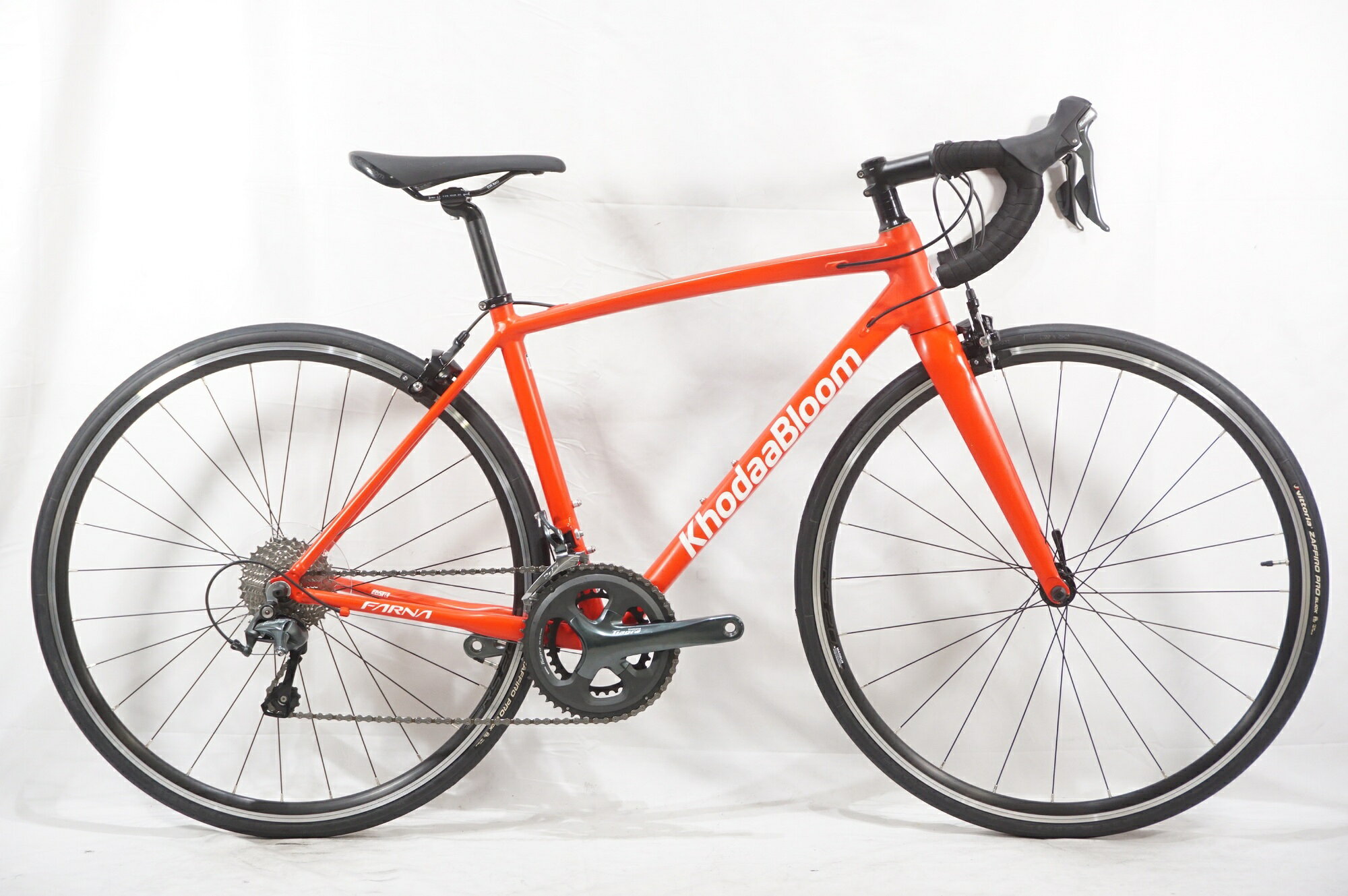 ■商品情報 メーカーサイズ:465 シートチューブ(C-T):465mm トップチューブ(C-C):535mm(ホリゾンタル換算) 適応身長:165-175cm(目安) 重量:約9.9kg フレーム材質:アルミ フロントフォーク:カーボン レバー:SHIMANO TIAGRA 4700 フロントディレイラー:SHIMANO TIAGRA 4700 リアディレイラー:SHIMANO TIAGRA 4700 ブレーキ:SHIMANO 105 R7000 クランク:SHIMANO TIAGRA 4700 50-34T 170mm スプロケット:SHIMANO 11-32T シートポスト:純正 27.2mm ハンドル:純正 400mm ステム:純正 90mm サドル:純正 ホイール:純正 タイヤ:700x25C 変速段数:2x10 付属品:なし(ペダル付属なし) ■状態 フロントフォークに塗装はがれ、ダウンチューブやチェーンステー、エンド付近などにキズがございます。 金属パーツの一部にサビあり その他ワイヤーによるヘッドチューブのスレや使用に伴うキズがございます。 ■注意事項【在庫について】 在庫管理は細心の注意を払い行なっておりますが、システムの都合により在庫有と表記の商品につきましても、実在庫の反映との時間差により在庫が無い場合がございます。弊社はそれに伴う全てにおいて一切の責任は負いかねます事、何卒ご了承くださいませ。ご注文頂きました商品のご用意が出来かねました場合は、お電話とメールにてキャンセルご承諾お願いのご連絡をさせて頂きます。【掲載画像について】撮影方法やお客様の閲覧環境により、実際の商品とは違った色の見え方となる場合がございます。上記理由による返品、変更、キャンセルは一切お受け致しかねますまたシステム等の不備により、商品ページに別商品が含まれている、別カラー・仕様が掲載されている、商品情報に誤表記がある場合がございますご不明点がございましたら必ずご注文前にお問い合わせくださいませ。