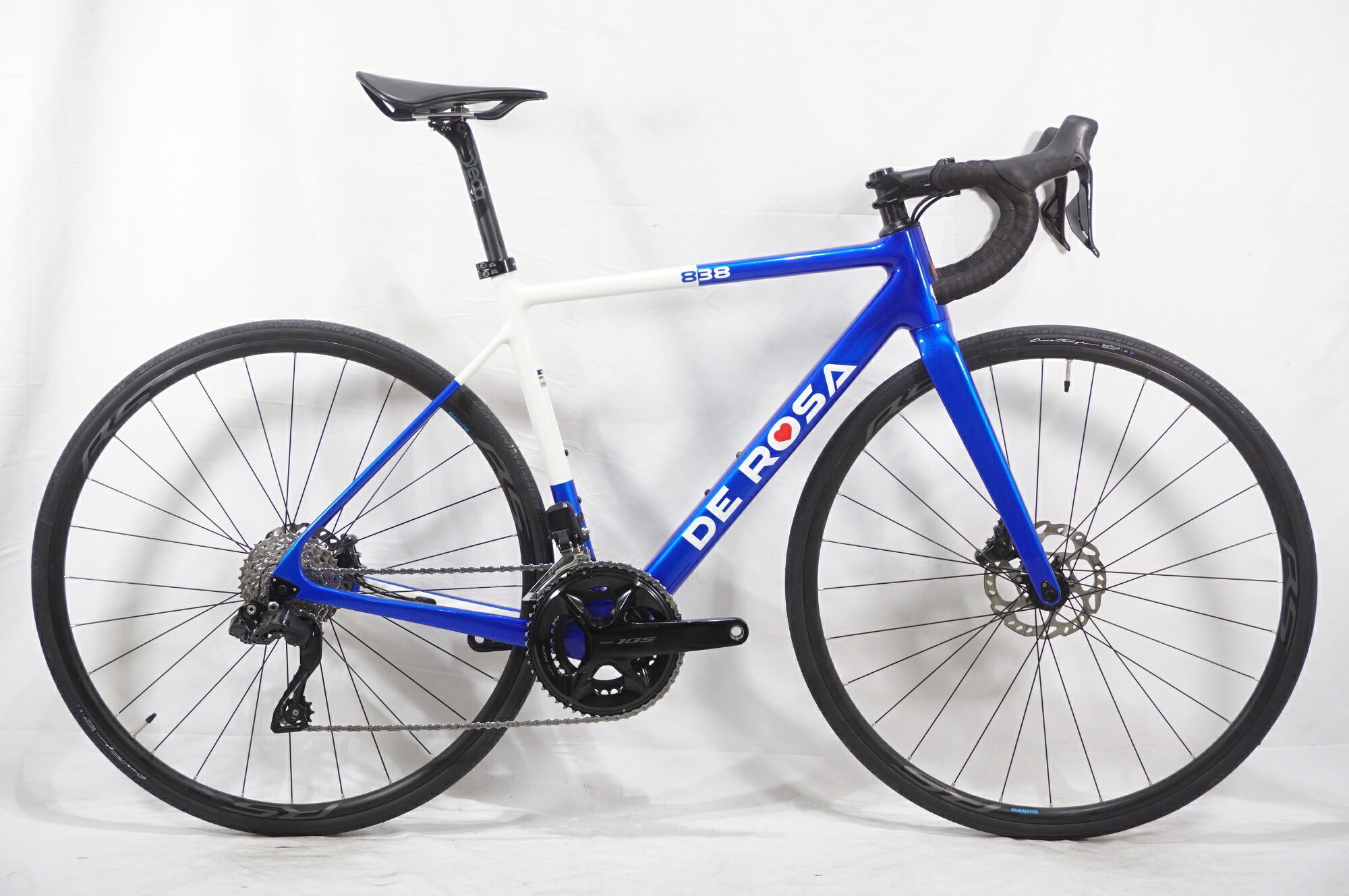 ■商品情報 メーカーサイズ:50 シートチューブ(C-T):500mm トップチューブ(C-C):528mm(ホリゾンタル換算) 適応身長:165-175cm(目安) 重量:約8.5kg フレーム材質:カーボン フロントフォーク:カーボン レバー:SHIMANO 105 R7170 フロントディレイラー:SHIMANO 105 R7150 リアディレイラー:SHIMANO 105 R7150 ブレーキ:SHIMANO 105 R7170 クランク:SHIMANO 105 R7100 50-34T 170mm スプロケット:SHIMANO 105 R7100 11-34T シートポスト:DEDA ZERO100 27.2mm ハンドル:DEDA ZERO100 380mm ステム:DEDA ZERO100 80mm サドル:SELLE ITALIA DE ROSA ホイール:SHIMANO WH-RS171 タイヤ:700x28C 変速段数:2x12 付属品:Di2用充電ケーブル(ペダル付属なし) ■状態 使用に伴うキズやヨゴレがございますが、比較的状態良好です。 BB周り、チェーンステーにキズがございます。 ■注意事項【在庫について】 在庫管理は細心の注意を払い行なっておりますが、システムの都合により在庫有と表記の商品につきましても、実在庫の反映との時間差により在庫が無い場合がございます。弊社はそれに伴う全てにおいて一切の責任は負いかねます事、何卒ご了承くださいませ。ご注文頂きました商品のご用意が出来かねました場合は、お電話とメールにてキャンセルご承諾お願いのご連絡をさせて頂きます。【掲載画像について】撮影方法やお客様の閲覧環境により、実際の商品とは違った色の見え方となる場合がございます。上記理由による返品、変更、キャンセルは一切お受け致しかねますまたシステム等の不備により、商品ページに別商品が含まれている、別カラー・仕様が掲載されている、商品情報に誤表記がある場合がございますご不明点がございましたら必ずご注文前にお問い合わせくださいませ。