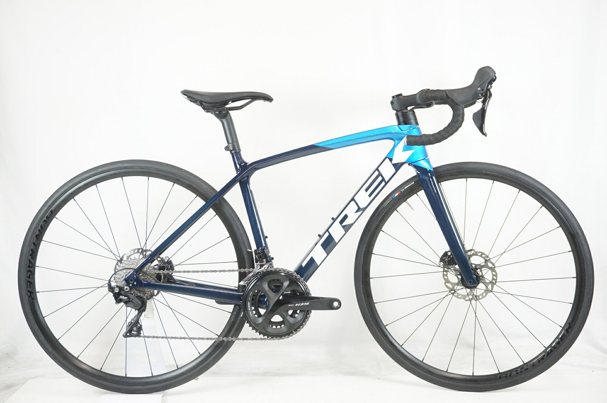 ■商品情報 メーカーサイズ:50 シートチューブ(C-T): 453mm トップチューブ(C-C):521mm(ホリゾンタル換算) 適応身長:161-166cm(目安) 重量:約8.9kg フレーム材質:カーボン フロントフォーク:カーボン レバー:SHIMANO 105 R7025 フロントディレイラー:SHIMANO 105 R7000 リアディレイラー:SHIMANO 105 R7000 ブレーキ:SHIMANO 105 R7070 クランク:SHIMANO 105 R7000 50-34T 170mm スプロケット:SHIMANO 105 R7000 11-30T シートポスト:BONTRAGER 専用 ハンドル:BONTRAGER COMP 380mm ステム:BONTRAGER ELITE 80mm サドル:BONTRAGER VERSE COMP ホイール:BONTRAGER PARADIGM SL タイヤ:700x28C 変速段数:2x11 付属品:なし(ペダル付属なし) ■状態 ・使用に伴う傷等がございます。 ・バーテープを新品に交換済みです。 ・RDのアウターキャップ、ケーブルが劣化しております。 ※掲載画像以外にもキズや汚れはございますが、写真の掲載可能枚数の都合上、目立つ箇所を優先的に抜粋しております。 ■配送方法 ※アートセッティングデリバリー家財おまかせ便での配送となります。 ■注意事項【在庫について】 在庫管理は細心の注意を払い行なっておりますが、システムの都合により在庫有と表記の商品につきましても、実在庫の反映との時間差により在庫が無い場合がございます。弊社はそれに伴う全てにおいて一切の責任は負いかねます事、何卒ご了承くださいませ。ご注文頂きました商品のご用意が出来かねました場合は、お電話とメールにてキャンセルご承諾お願いのご連絡をさせて頂きます。【掲載画像について】撮影方法やお客様の閲覧環境により、実際の商品とは違った色の見え方となる場合がございます。上記理由による返品、変更、キャンセルは一切お受け致しかねますまたシステム等の不備により、商品ページに別商品が含まれている、別カラー・仕様が掲載されている、商品情報に誤表記がある場合がございますご不明点がございましたら必ずご注文前にお問い合わせくださいませ。