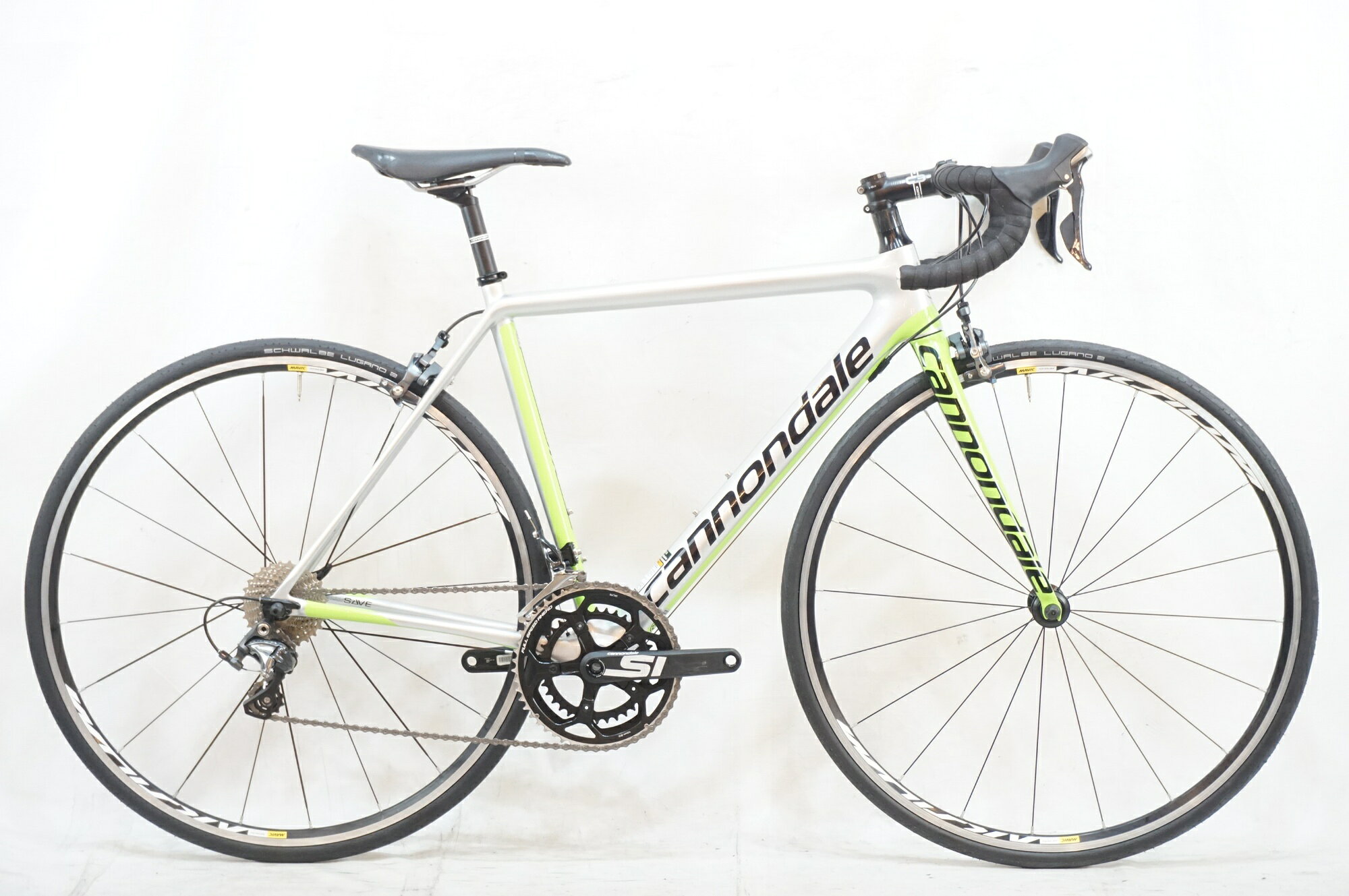 ■商品情報 メーカーサイズ:50 シートチューブ(C-T):510mm トップチューブ(C-C):520mm(ホリゾンタル換算) 適応身長:160-170cm(目安) 重量:約8kg フレーム材質:カーボン フロントフォーク:カーボン メインコンポ:SHIMANO ULTEGRA 6800 クランク:CANNONDALE SI 52-36T 170mm スプロケット:11-28T シートポスト:25.4mm ハンドル:400mm ステム:90mm ホイール:MAVIC AKSIUM タイヤ:700x25C 変速段数:2x11 付属品:なし(ペダル付属なし) ■状態 使用に伴うキズやヨゴレがございますが、比較的状態良好です。 アルマイトに若干の変色がございます。 ■注意事項【在庫について】 在庫管理は細心の注意を払い行なっておりますが、システムの都合により在庫有と表記の商品につきましても、実在庫の反映との時間差により在庫が無い場合がございます。弊社はそれに伴う全てにおいて一切の責任は負いかねます事、何卒ご了承くださいませ。ご注文頂きました商品のご用意が出来かねました場合は、お電話とメールにてキャンセルご承諾お願いのご連絡をさせて頂きます。【掲載画像について】撮影方法やお客様の閲覧環境により、実際の商品とは違った色の見え方となる場合がございます。上記理由による返品、変更、キャンセルは一切お受け致しかねますまたシステム等の不備により、商品ページに別商品が含まれている、別カラー・仕様が掲載されている、商品情報に誤表記がある場合がございますご不明点がございましたら必ずご注文前にお問い合わせくださいませ。