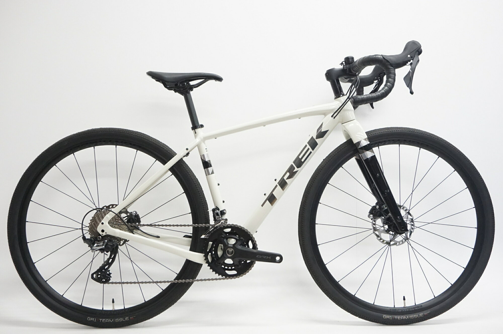 ■商品情報メーカーサイズ:49シートチューブ(C-T): 460mmトップチューブ(C-C):550mm(ホリゾンタル換算)適応身長:156-165cm(目安)重量:約9.9kgフレーム材質:アルミフロントフォーク:カーボンレバー:GRX RX600フロントディレイラー:GRX RX810リアディレイラー:GRX RX810ブレーキ:GRX RX400クランク:GRX RX600 46-30T 165mmスプロケット:SHIMANO 11-34Tシートポスト:BONTRAGER 27.2mmハンドル:BONTRAGER 380/460mmステム:BONTRAGER 70mmサドル:BONTRAGER VERSE COMPホイール:BONTRAGER PARADIGMタイヤ:700x40C変速段数:2x11付属品:なし(ペダル付属なし)■状態使用に伴う小キズやヨゴレがございますが、外観は比較的綺麗で使用に問題はございません。シートポストがカットされています。フロントホイールに1-2mmの縦振れがあり、ローターとキャリパーに若干の干渉音がある場合がございます。バーテープがやや劣化しております。 ■注意事項【在庫について】 在庫管理は細心の注意を払い行なっておりますが、システムの都合により在庫有と表記の商品につきましても、実在庫の反映との時間差により在庫が無い場合がございます。弊社はそれに伴う全てにおいて一切の責任は負いかねます事、何卒ご了承くださいませ。ご注文頂きました商品のご用意が出来かねました場合は、お電話とメールにてキャンセルご承諾お願いのご連絡をさせて頂きます。【掲載画像について】撮影方法やお客様の閲覧環境により、実際の商品とは違った色の見え方となる場合がございます。上記理由による返品、変更、キャンセルは一切お受け致しかねますまたシステム等の不備により、商品ページに別商品が含まれている、別カラー・仕様が掲載されている、商品情報に誤表記がある場合がございますご不明点がございましたら必ずご注文前にお問い合わせくださいませ。