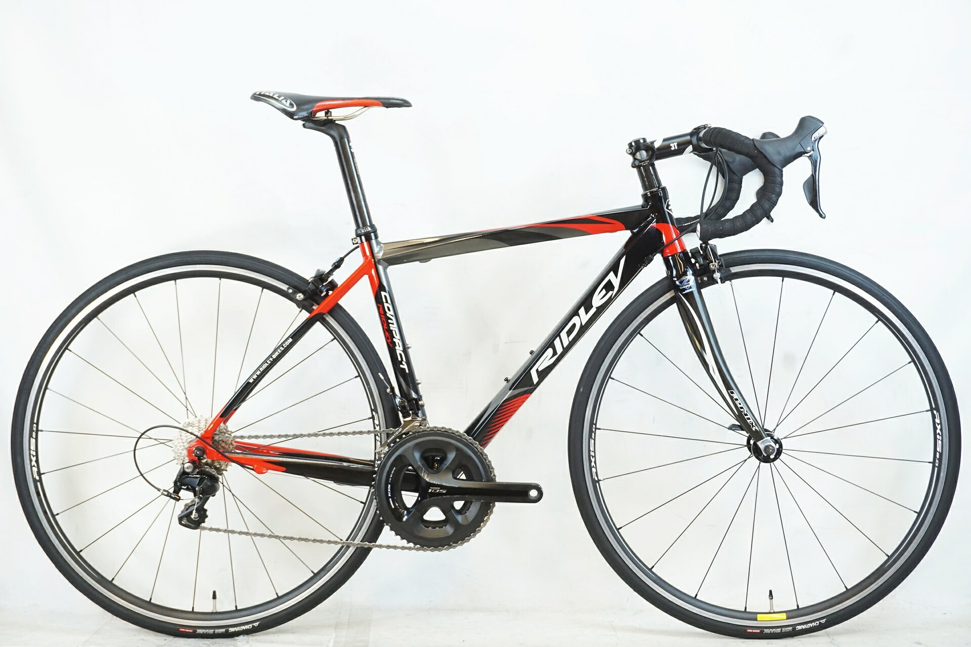 ■商品情報メーカーサイズ:XSシートチューブ(C-T): 約500mmトップチューブ(C-C):約520mm(ホリゾンタル換算)適応身長:160-170cm(目安)重量:約8.68kgフレーム材質:アルミフロントフォーク:カーボンレバー:SHIMANO 105 5800フロントディレイラー:SHIMANO 105 5800リアディレイラー:SHIMANO 105 5800ブレーキ:SHIMANO 105 5800クランク:SHIMANO 105 5800 50-34T 170mmスプロケット:SHIMANO 105 5800 11-28Tシートポスト:3T DORICO TEAM 31.6mmハンドル:ITM MILLENNIUM ERGAL 7075 ULTRA LITE 420mmステム:3T 110mmサドル:SELLE ITALIAホイール:AXIS 2.0タイヤ:700x25C変速段数:2x11付属品:なし(ペダル付属なし)■状態使用に伴うキズやヨゴレがございますが、比較的状態良好です。クランクにキズがございます。サドルにスレがございます。 ■注意事項【在庫について】 在庫管理は細心の注意を払い行なっておりますが、システムの都合により在庫有と表記の商品につきましても、実在庫の反映との時間差により在庫が無い場合がございます。弊社はそれに伴う全てにおいて一切の責任は負いかねます事、何卒ご了承くださいませ。ご注文頂きました商品のご用意が出来かねました場合は、お電話とメールにてキャンセルご承諾お願いのご連絡をさせて頂きます。【掲載画像について】撮影方法やお客様の閲覧環境により、実際の商品とは違った色の見え方となる場合がございます。上記理由による返品、変更、キャンセルは一切お受け致しかねますまたシステム等の不備により、商品ページに別商品が含まれている、別カラー・仕様が掲載されている、商品情報に誤表記がある場合がございますご不明点がございましたら必ずご注文前にお問い合わせくださいませ。