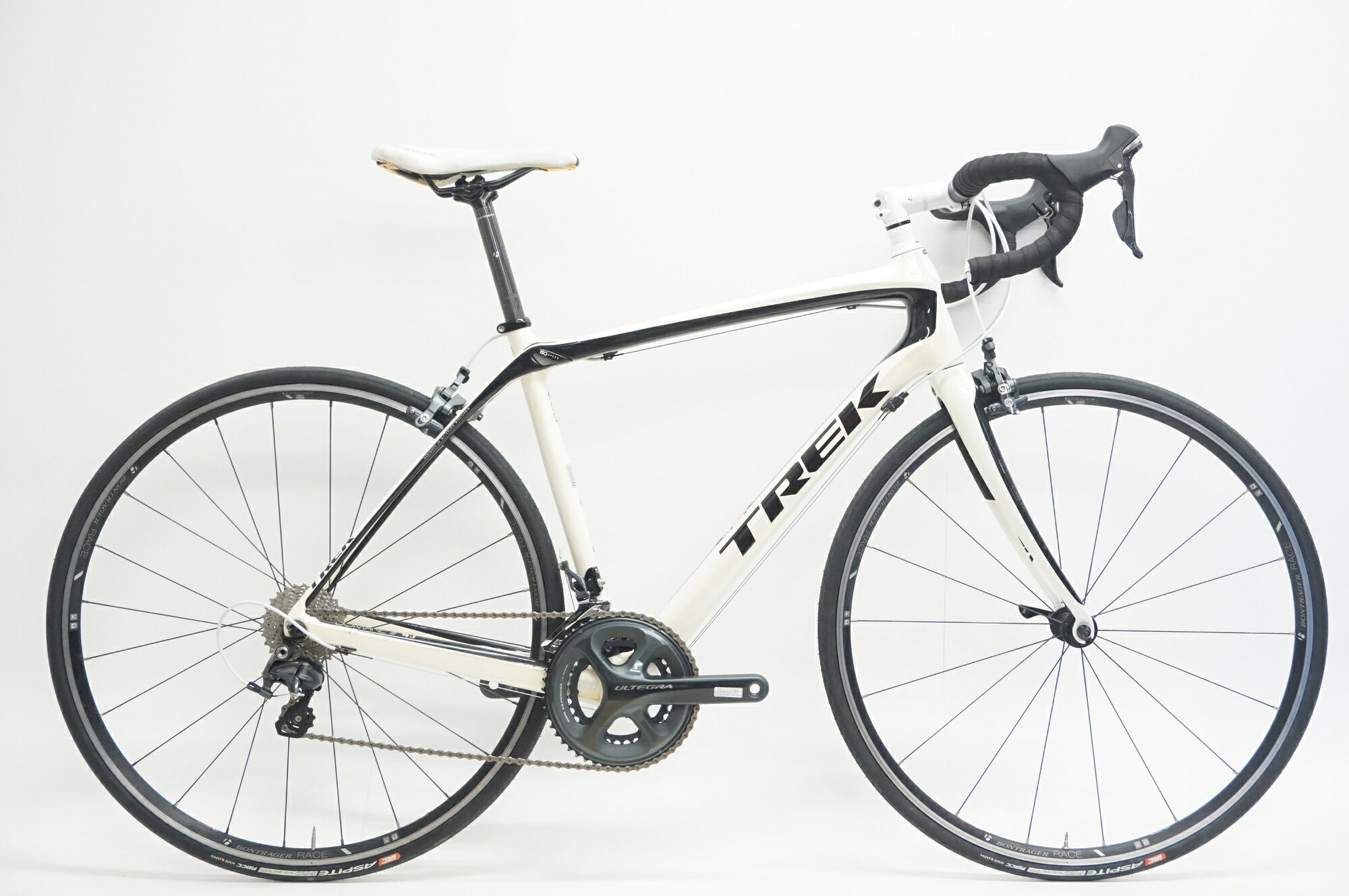 ■商品情報メーカーサイズ:54シートチューブ(C-T): 500mmトップチューブ(C-C):542mm(ホリゾンタル換算)適応身長:170-180cm(目安)重量:約7.7kgフレーム材質:カーボンフロントフォーク:アルミ+カーボンレバー:SHIMANO ULTEGRA 6800フロントディレイラー:SHIMANO ULTEGRA 6800リアディレイラー:SHIMANO ULTEGRA 6800ブレーキ:SHIMANO ULTEGRA 6800クランク:SHIMANO ULTEGRA 6800 50-34T 170mmスプロケット:SHIMANO ULTEGRA 6800 11-28Tシートポスト:純正 27.2mmハンドル:純正 420mmステム:純正 90mmサドル:純正ホイール:純正タイヤ:700x26C変速段数:2x11付属品:なし(ペダル付属なし)■状態使用に伴うキズやヨゴレ、日焼けによる退色がございますがクラック等致命的なダメージはございません。その他走行に支障を及ぼす大きなダメージはございません。 ■注意事項【在庫について】 在庫管理は細心の注意を払い行なっておりますが、システムの都合により在庫有と表記の商品につきましても、実在庫の反映との時間差により在庫が無い場合がございます。弊社はそれに伴う全てにおいて一切の責任は負いかねます事、何卒ご了承くださいませ。ご注文頂きました商品のご用意が出来かねました場合は、お電話とメールにてキャンセルご承諾お願いのご連絡をさせて頂きます。【掲載画像について】撮影方法やお客様の閲覧環境により、実際の商品とは違った色の見え方となる場合がございます。上記理由による返品、変更、キャンセルは一切お受け致しかねますまたシステム等の不備により、商品ページに別商品が含まれている、別カラー・仕様が掲載されている、商品情報に誤表記がある場合がございますご不明点がございましたら必ずご注文前にお問い合わせくださいませ。
