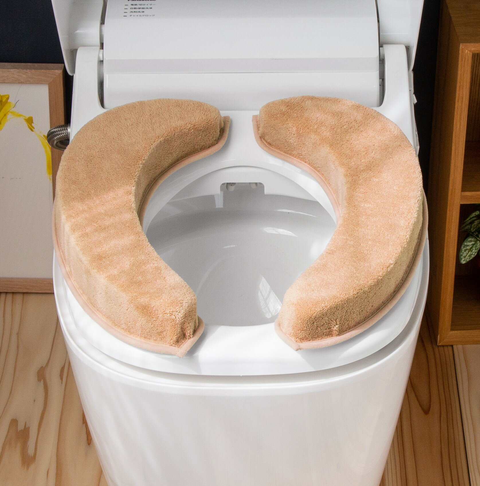 極厚のマシュマロ便座クッションは、厚さ50mmのふわふわな座り心地を提供します。進化したウレタンフォームのクッション材を使用し、優れた体圧分散でしっかりとお尻を支えます。上下からの圧力に強く、浮き沈みを抑えることで、腰やひざへの負担を軽減します。さらに、洗濯機で洗えるため、常に衛生的に保つことができます。消臭機能や乾きやすさも備えており、節電効果も期待できます。吸着性が高く、へたりにくく、ずれない設計で、快適な使用感を長く楽しめます。新色も加わり、インテリアに合わせて選べるのも魅力です。材質　　　 表面_表糸 ポリエステル100%/中芯 ウレタンフォーム 裏面_吸着/熱可塑性エラストマー　　　　　 サイズ 約W17×D5×H40cm 重量 138g