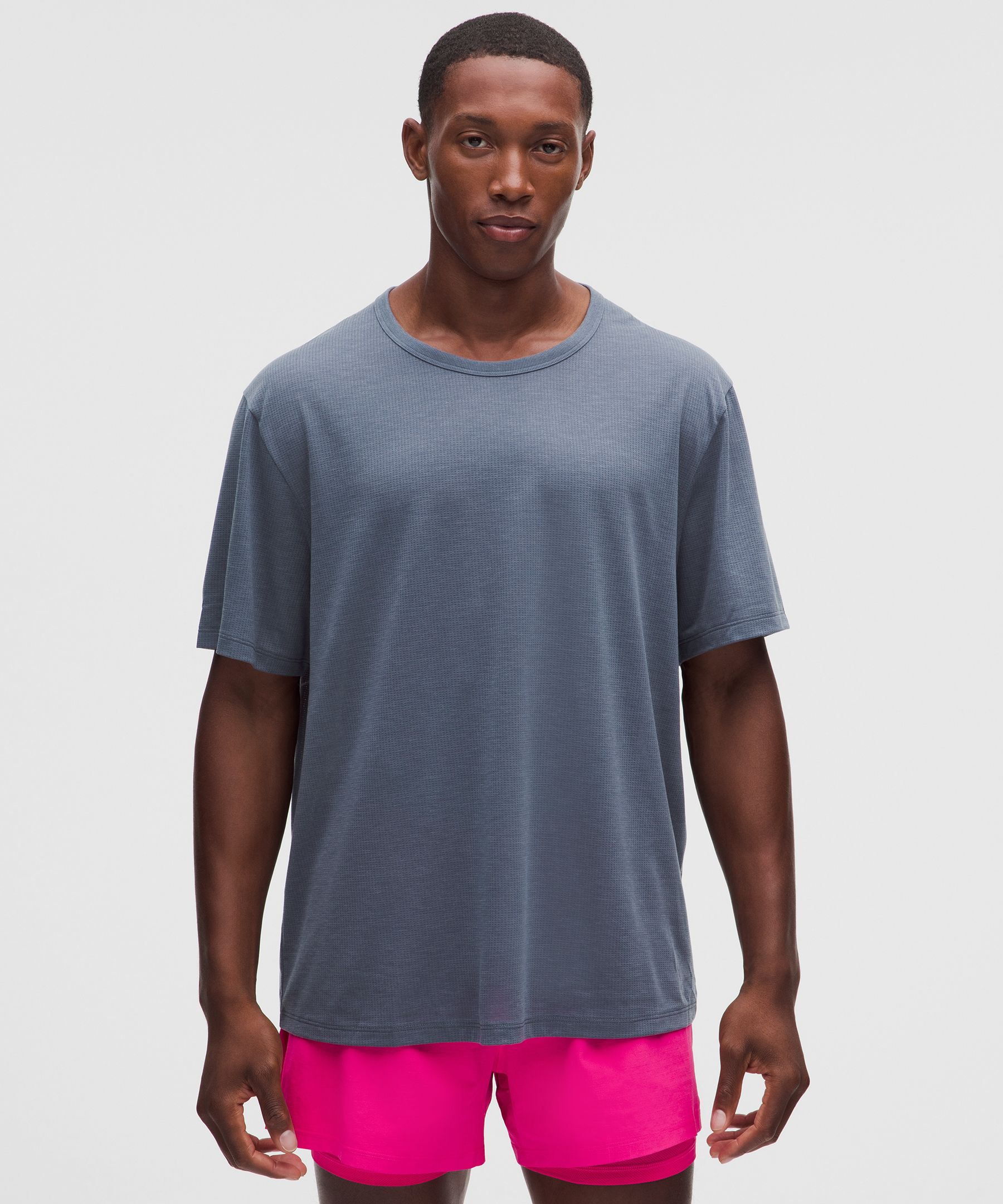 Mile Maker メッシュ半袖Tシャツ Why we made this 軽やかに走ろう。リヨセル繊維を使用した、羽のように軽くて風通しの良いメッシュのランニング向けトップスは、自然なやわらかさでロング走も快適。 Material and care 軽量四方向に伸びる4WAYストレッチ洗濯機を使った常温水洗濯 漂白剤の使用不可 衣類乾燥機による低温乾燥 アイロン不可 ドライクリーニング不可 同系色の衣類と一緒に洗濯 Size Charts 販売者 ルルレモンアスレティカJP合同会社 〒106-0032 東京都港区六本木6-2-31 六本木ヒルズノースタワー 2F メーカー希望小売価格はメーカーカタログに基づいて掲載しています