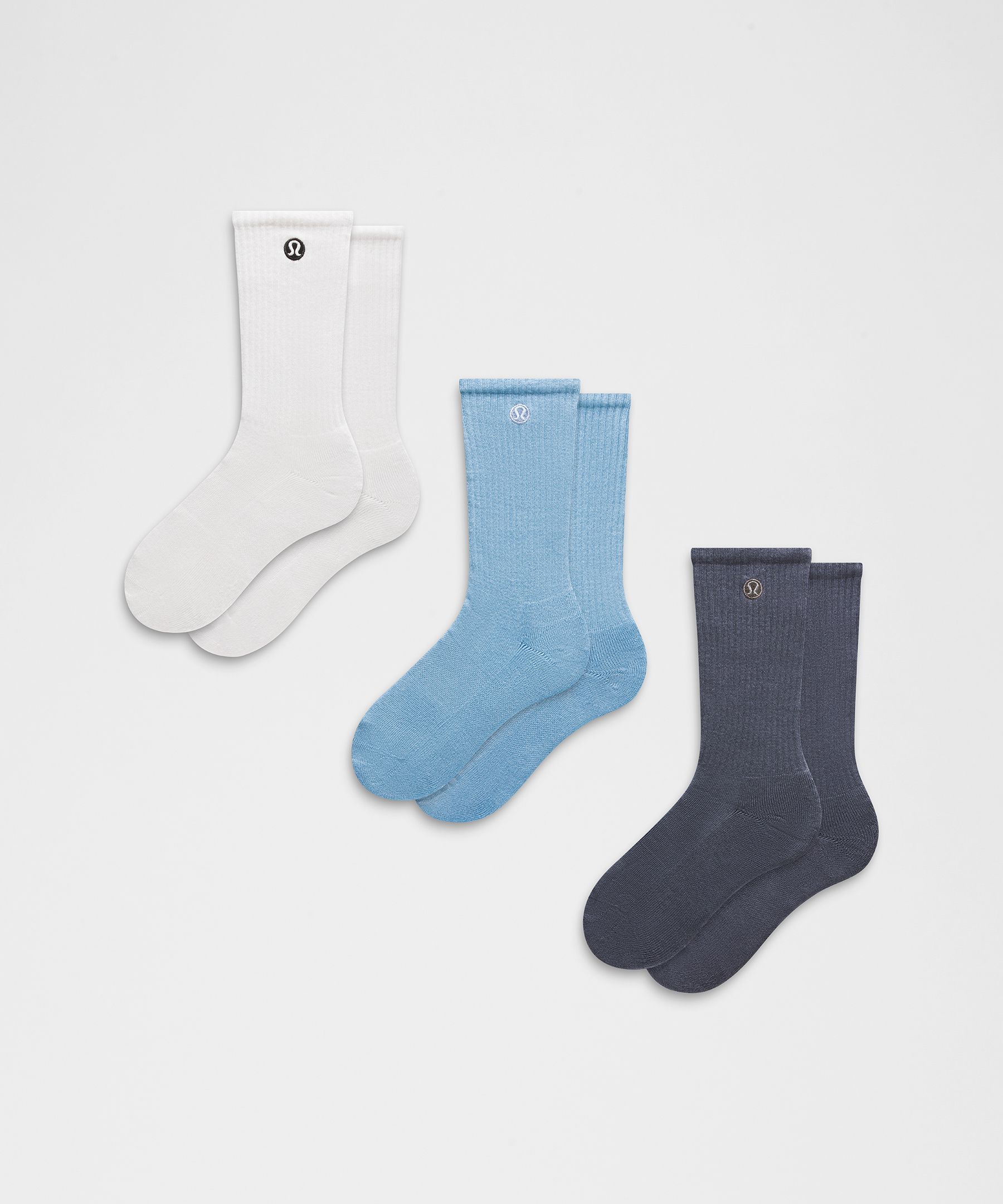 ユニセックス Daily Essential クルーソックス *3Pパック Why we made this この心地よさ、トップクラス。土踏まずのサポートとふんわりしたクッション性を兼ね備えた、ソフトなコットンソックス。 Features and details ソフトなテリー織りで足裏部分にクッション性を持たせ、快適さをプラスシームレス構造のつま先 Material and care ソフトで自然な通気性のニットは、長繊維の綿糸とその他の繊維を使用洗濯機を使った常温水洗濯 漂白剤の使用不可 衣類乾燥機による低温乾燥 アイロン不可 ドライクリーニング不可 同系色の衣類と一緒に洗濯 Size Charts 販売者 ルルレモンアスレティカJP合同会社 〒106-0032 東京都港区六本木6-2-31 六本木ヒルズノースタワー 2F メーカー希望小売価格はメーカーカタログに基づいて掲載しています