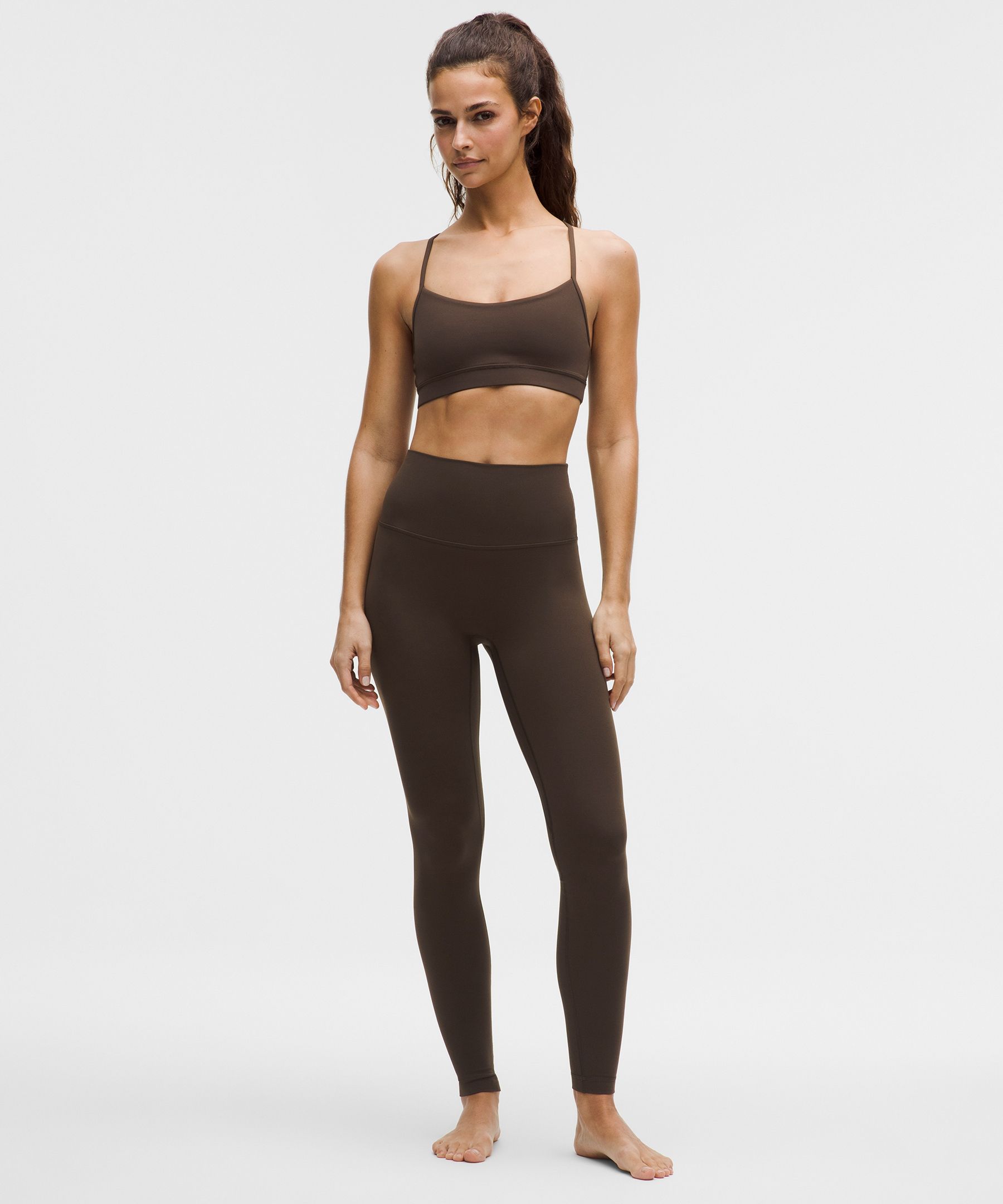 ルルレモン Align No Line™ ハイライズパンツ 28インチ Why we made this 自分の体以外、何も感じない自由を。軽くてしっとりソフトな肌触りのルルレモン Align™シリーズで、プラクティスに集中しよう。フロントライズの縫い目をなくして、すっきりした見た目となめらかなはき心地。 Features and details ウエストバンドの隠しポケットは、カードや鍵を収納でき、動きを妨げないデザインヨガなどのローインパクトなワークアウトや、思いきりリラックスして快適に過ごしたい時にぴったりなシリーズ Material and care しっとりソフトで、重さを感じさせない四方向に伸びる4WAYストレッチ洗濯機を使った常温水洗濯 漂白剤の使用不可 衣類乾燥機による低温乾燥 アイロン不可 ドライクリーニング不可 同系色の衣類と一緒に洗濯 Size Charts