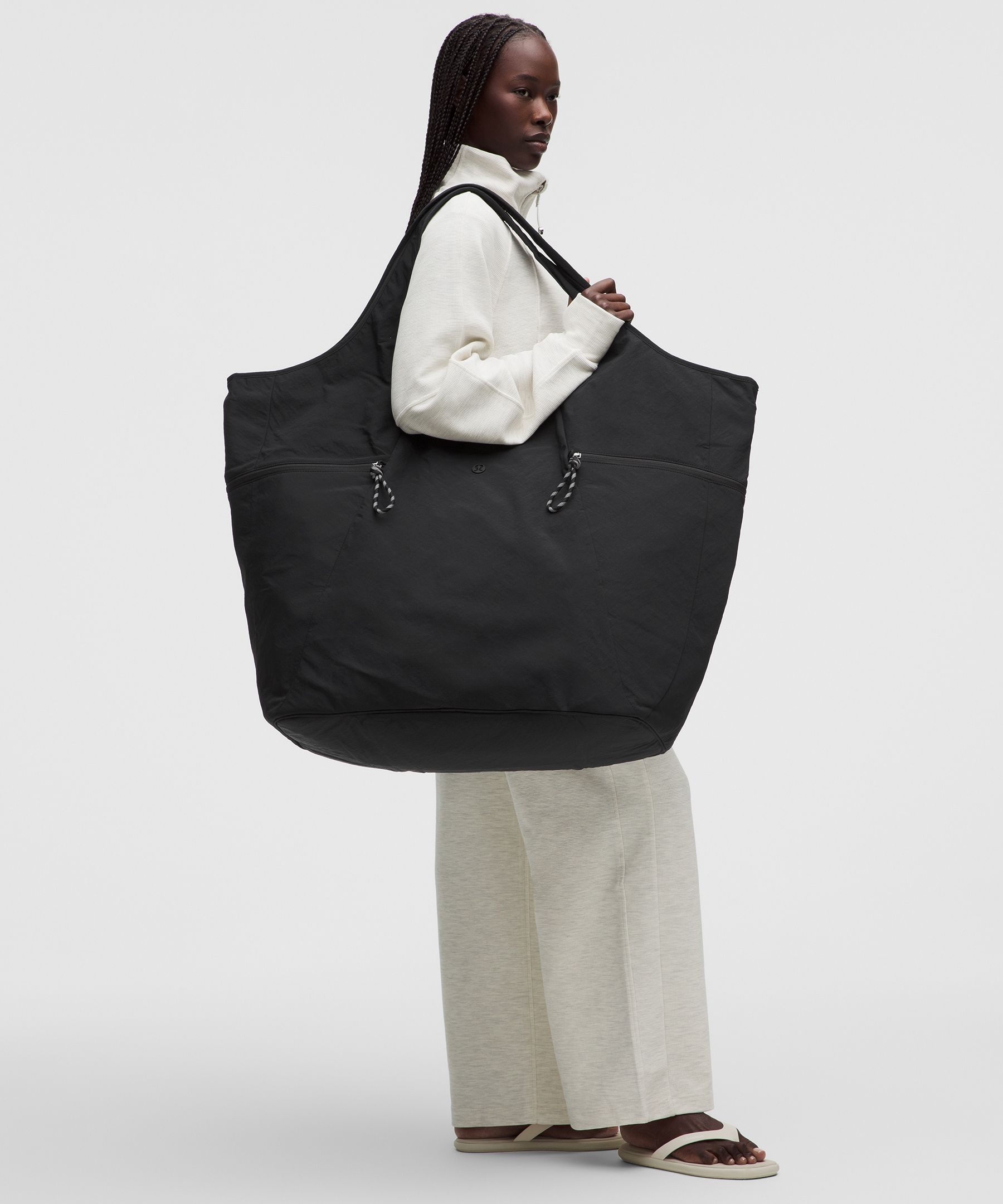Big-Ass バッグ 80L Why we made this 1着だけ？全部持っていこう。着替えや食材、ランドリーまでたっぷり収納できる超大容量ショルダーバッグ。パッド入りストラップで持ち運びも快適。 Features and details パッド入りショルダーストラップはシリコングリップ付きで、ずれにくいデザインジッパー付き外ポケットには、複数のレギンスを収納可能 Material and care 撥水性水洗い不可 漂白剤の使用不可 衣類乾燥機による乾燥不可 アイロン不可 ドライクリーニング不可 部分拭き取り可 Size Charts寸法:幅56cm x D 32cm x H 83cm(22インチ x 12.6インチ x 32.7インチ)容量:80L 販売者 ルルレモンアスレティカJP合同会社 〒106-0032 東京都港区六本木6-2-31 六本木ヒルズノースタワー 2F メーカー希望小売価格はメーカーカタログに基づいて掲載しています