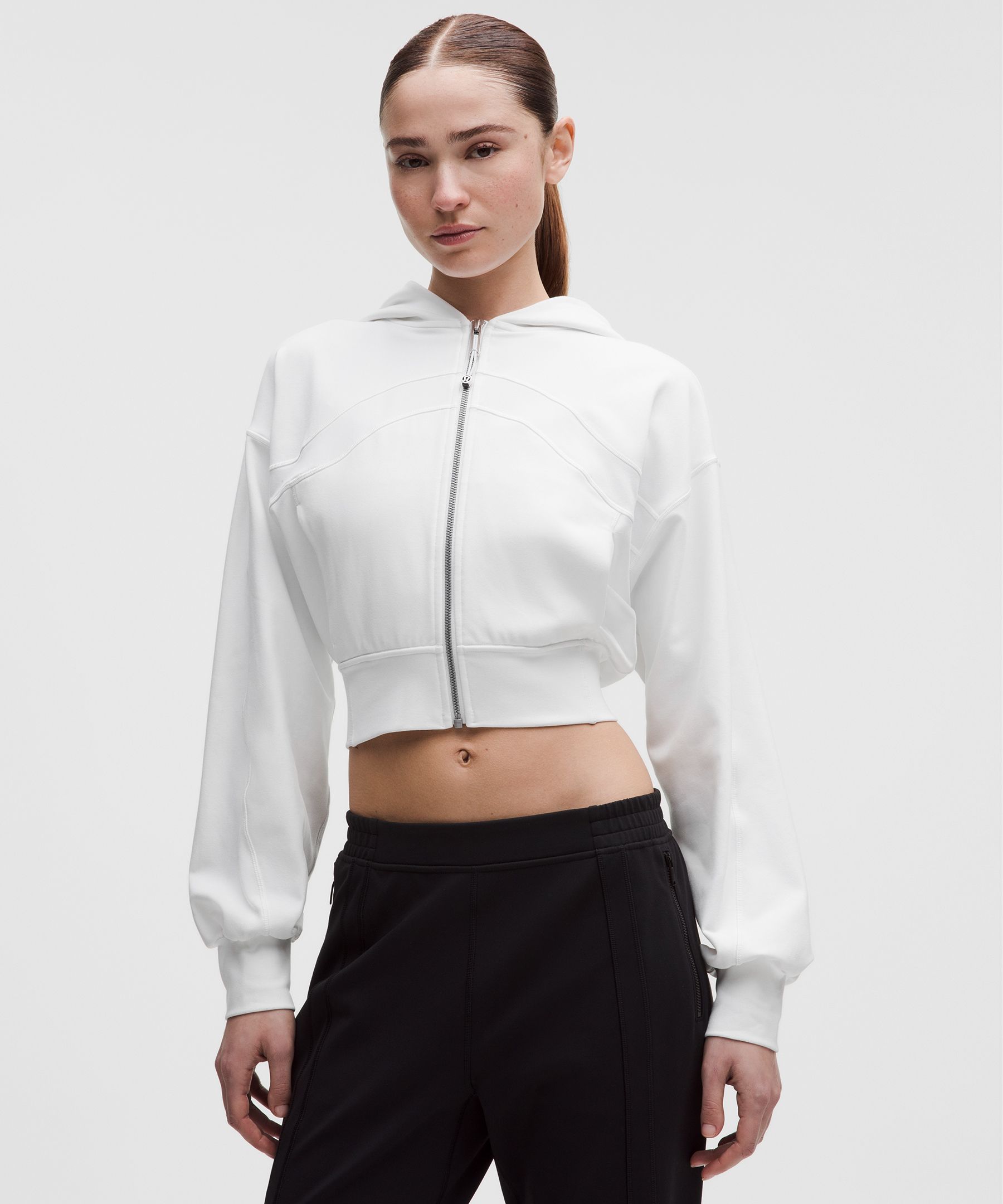 Define リラックスフィット フード付きジャケット *Luon Why we made this 人気のアイテムをアップデート。リラックスフィットでウエスト部分を絞ったバージョンのDefineジャケットは、ボリューム感と美しいシルエットを絶妙に両立。 Features and details ハンドポケットの片方にはジッパー付き隠しコンパートメント吊り下げに便利なロッカーループ付き Material and care コットンのようにやわらか吸汗発散性洗濯機を使った常温水洗濯 漂白剤の使用不可 衣類乾燥機による低温乾燥 アイロン不可 ドライクリーニング不可 同系色の衣類と一緒に洗濯 Size Charts