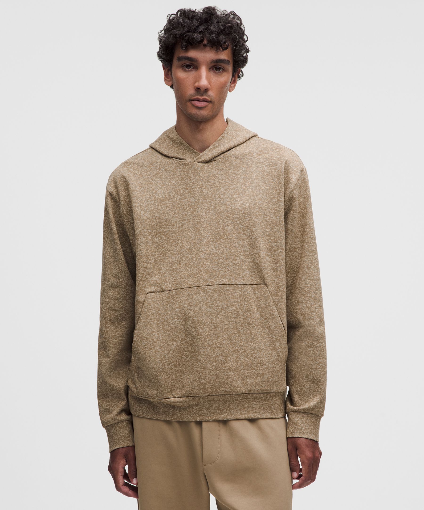 ヘビーウェイト Soft Jersey プルオーバーフーディ Why we made this くつろぎ時間をレベルアップ。ブランケットのようにやわらかくしっかりとしたジャージー素材を使用し、内側に起毛加工を施したフーディで、リラックスタイムをもっと快適に。 Features and details ハンドポケット内にはスマートフォン用とコイン用の隠しスリーブ付き Material and care 厚手四方向に伸びる4WAYストレッチ洗濯機を使った常温水洗濯 漂白剤の使用不可 衣類乾燥機による低温乾燥 アイロン不可 ドライクリーニング不可 同系色の衣類と一緒に洗濯 Size Charts 販売者 ルルレモンアスレティカJP合同会社 〒106-0032 東京都港区六本木6-2-31 六本木ヒルズノースタワー 2F メーカー希望小売価格はメーカーカタログに基づいて掲載しています