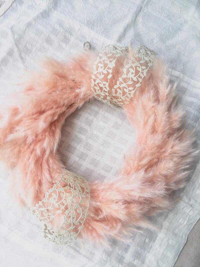 【2025新作】 リース 玄関 おしゃれ ドライフラワー パンパスグラス 『 ふわふわピンクとゴールドレース 』 26cm かわいい ナチュラル 北欧 韓国 インテリア 雑貨 壁掛け ドア 飾り 誕生日 プレゼント ギフト 結婚祝い 新築祝い 女性 Lulu's ルルズ