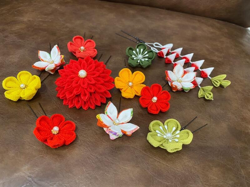 Lulu＊s 〜ルルズ〜のちりめんつまみ細工 ～紅～ 髪飾り 成人式 振袖 結婚式 和装 着物 ヘッドドレス 卒業式 つまみ細工 夏祭り 祭り 浴衣 着付け ヘアセット 浴衣ヘア 浴衣コーデ お祭りヘア 浴衣女子 三つ編み お団子 発表会 ウェディング ブライダル 花嫁 白無垢 ヘアアクセサリー｜アングル2