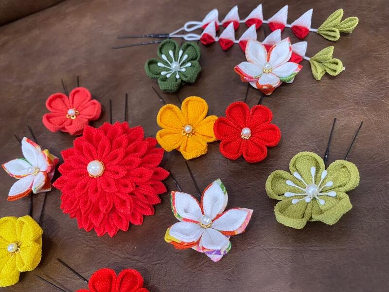 Lulu＊s 〜ルルズ〜のちりめんつまみ細工 ～紅～ 髪飾り 成人式 振袖 結婚式 和装 着物 ヘッドドレス 卒業式 つまみ細工 夏祭り 祭り 浴衣 着付け ヘアセット 浴衣ヘア 浴衣コーデ お祭りヘア 浴衣女子 三つ編み お団子 発表会 ウェディング ブライダル 花嫁 白無垢 ヘアアクセサリー｜アングル3