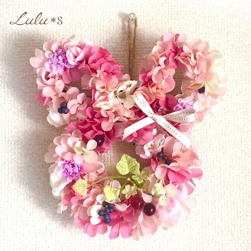 Rakuten - お花畑の うさぎ リース ピンク アーティフィシャルフラワー 造花 ウサギ 兎 ラビット ドアリース 壁掛け 壁飾り インテリア アレンジメント 縁起物 飛躍 子孫繁栄 安産祈願 出産祝い 新築祝い 誕生日 母の日 敬老の日 イースター ひな祭り ギフト プレゼント うさぎ好き