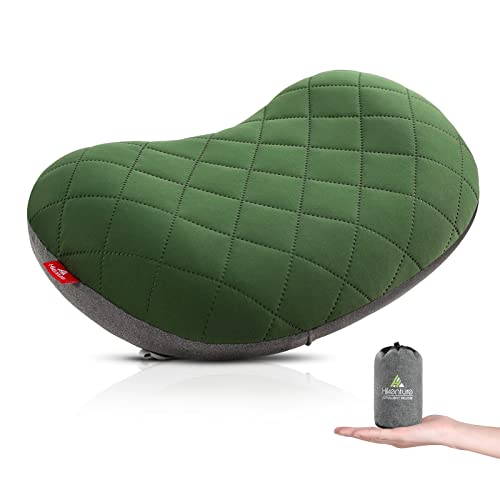 ・グリーン コンパクト収納サイズ15cm＊7cm ・・Color:グリーン・??安定感のある寝心地人間工学に基づいた設計された超軽量キャンプ枕、両端はやや高くて、 中央部分にあるくぼみで頭を適度にホールドし、頭や首によくフィットします。綿100％ の枕カバーがついているので肌ざわりもいい、下には滑り止めラバーが付いており、安眠の間に枕が動きづらいようにできます。・????枕の硬さや高さも自由自在吹き込み口を開けて、3~5回ほど息を吹き込むと、簡単にエアーピローを完成です！また、自分で空気を入れるため量の調節が簡単なので、空気枕の硬さや高さも自由自在です。黒いボタンを半分押して、使用中でもエアピローの高度と硬さ を自分の好みに調節です。ボタンを押すたびに空気の逆流防止?空気抜きと切り替わ ることもできます。・??洗濯で長持ちアウトドア枕のカバーは針穴ミシン開かない超音波溶着技法を採用し、普通のエアー枕より耐久性が4倍以上高め！丸洗いできるのでいつも清潔！裏は複合弾力高いTPUを採用しており、普通のビニール素材より伸縮性・柔軟性・耐摩耗性・耐久性が一層高"