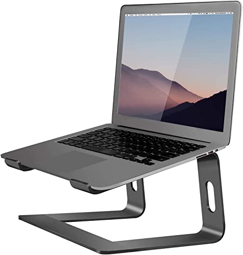 取り外し、ポータブル。A-Black/-/M5・Color:A-Black・パッケージ個数:1・[首の痛みにさよなら] - ノートパソコンの画面を完璧な6インチの目の高さに上げます。 この人間工学に基づいたライザーは姿勢を固定し、画面をかがめるのを防ぎ、長時間の「在宅勤務」時間中の首、背中、眼精疲労を効果的に軽減します。・[タンクのように作られ、手袋のようにフィット] - 頑丈な5mmのプレミアムアルミニウム合金製。この頑丈なホルダーは最大9.3ポンドまで支えます。 大きな滑り止めシリコンパッドが10~15.6インチのデバイスをしっかりとグリップし、ポータブルコンピューターでの入力中にぐらつきを防ぎます。・[スナップオン式3パーツ組み立て] - ネジ、工具なし、頭痛なし。 取り外しなデザインにより、3つのパーツを数秒でスライドさせることができます。 コンパクトなデスクに最適な省スペースソリューションで、使用しないときはキーボードやマウスを下に収納できます。・[自然冷却、静音性能] - 電子機器の過熱や遅れを防ぎます。 前傾角度とオープンフレームデザインに