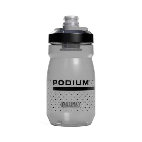 スモーク/440ml/38118・パッケージ個数:1・飲みやすさ、優れた耐久性、フィット性の高いデザイン、進化し続けるスポーツボトルの革命児。・握るもしくは吸うだけで簡単に飲水を行える抜群の飲みやすさと、非ロック状態でボトルを逆さにしてもほぼ確実に漏水しない極めて高い信頼性を兼ね備えています。・サイズ440ml：16.2×7.4×7.4 cm・重量440ml：62g・※こちらの商品には保冷機能がありません。保冷機能をお求めの場合は「ポディウムチル」もしくは「ポディウムアイス」または「ポディウムステンレス/チタン」をご検討ください。CAMELBAKは、自転車レースで点滴袋にゴムチューブを通したハンズフリーのハイドレー ションシステムを思いついたことから始まりました。 サイクリングボトルで世界最大級のシェアを持つポディウムボトルや、世界中の軍隊で正式採用されているハイドレーションバッグなど、機能的で信頼性の高いアイテムを展開し、世界のあらゆる人々の水分補給を支えています。