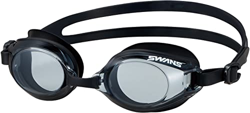 ノーマルSMBK/FF/sw46re-smbk・Color:SMBK・パッケージ個数:1・日本製・大人用フィットネスゴーグル・カラー：SMBK スモークブラック・耐久性の高いくもり止めを採用(プレミアムアンチフォグ リノン)・顔にあたるクッションには肌に優しいシリコン素材を採用しているため、フィット感が高く跡が残りにくい。大き目のレンズにより広い視界を実現するフィットネス向けスイミングゴーグル。SWANS特性のくもり止めによりクリアな視界を維持します。また抗菌クッションを採用しているため長期の使用でも安心してお使いいただけます。