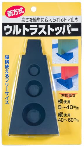 ドア下隙間対応サイズ:5~60mmブラック/133×68×41mm/4984054006026・Size:133×68×41mmPatternName:単品・パッケージ個数:1ウルトラストッパーは高摩擦な材質の合成ゴムを使用し、重たいドアでも、しっかりと停止させる機能を実現させました。ウルトラストッパーを平らに使用すれば、5mmから40mmまでのドア下の隙間をカバー。また、立てて使用すると、40mmから60mmまでも対応できます。コンパクトなサイズでありながら、広範囲なドア下隙間に使えます。玄関の床面は水勾配があるため、ドアの開き角度によってドア下の隙間寸法が変化しますが、ウルトラストッパーなら平らに使用したり立てて使用したりの1個2役で、広範囲なドア下の隙間に対応するフリーサイズストッパーです。コンパクトサイズ&広範囲隙間対応のウルトラストッパーは、様々な業務用ツールとしても活躍します。携帯しやすい大きさ、ドア下隙間60mmまでのフリーサイズ、そして強力停止性能。さらに、床への色移りの心配もなく、室内作業をする内装屋さんから、搬出入が頻繁な引っ越し屋さんなど、あらゆる業種で活用できます。((※凹凸床面では停止力が弱まる場合があります)