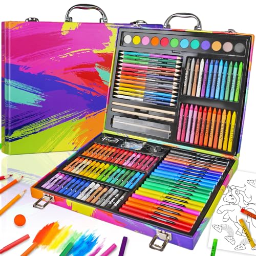 虹色/-/184RD・Color:虹色・??新登場の2024 お絵描きセット★セット内容： オイルパステル48色、クレヨン24色、色鉛筆 両端24色、水性ペン 20色、固形水彩 12色、クリップ小30個、鉛筆2本、鉛筆削り1個、消しゴム1個、定規1個、絵筆1本。眺めているだけでも、満足してしまう魅力ある美しい色彩が揃っております。このシリーズの特徴は、大きく分けて3つあります。鮮やかな発色、優れた定着性、滑らかな書き心地です。・??双頭式色鉛筆★12本の色鉛筆を2色に分割し、24色のアソートメントを実現。両端から削ってご使用いただけます。発色に優れ色褪せることが無く、描き心地は柔らかく滑らか。紙の種類にかかわらず色乗りが良く重ね塗りとブレンディングが楽しめる。・??仕分けしやすく＆コンパクト収納が魅力(^_-)-☆ 絵筆は1本1本ピッタリ入る仕組みなので、収納しやすい。無くさず、散らかさずで、絵を描いた後片付けの際に便利。バラバラになる心配がありません。小さい手でも持ちやすい金属の持ち手、ケースタイプでお出かけの際にとっても助かります。2箇所金属の留め具でカ