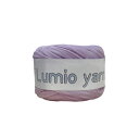 Lumio yarn（ルミオヤーン)とは・・・エコ素材の編み糸です。 特徴：廃棄処分してしまう生地端材を再利用した商品です。綿100％のTシャツヤーンと比較して、Lumio yarnは合繊繊維ですので薄くて軽く耐久性にも優れています。 素材：ポリエステル100％ 長さ：約50m 重さ：約100g～約130g 伸縮性：なし がぎ針(推奨)：4mm～8mm 生産国：日本 ※確認してください ・太さに多少のばらつきがあります ・全長に針穴が開いています（画像を確認してください） ※お使いのブラウザーの環境により色が違って見える場合があります。 Tシャツ Tシャツヤーン 編み物 ズパゲティ 手作り ハンドメイド エコ sdgs