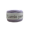 Lumio yarn（ルミオヤーン)とは・・・エコ素材の編み糸です。 特徴：廃棄処分してしまう生地端材を再利用した商品です。綿100％のTシャツヤーンと比較して、Lumio yarnは合繊繊維ですので薄くて軽く耐久性にも優れています。 素材：ポリエステル100％ 長さ：約50m 重さ：約100g～約130g 伸縮性：なし がぎ針(推奨)：4mm～8mm 生産国：日本 ※確認してください ・太さに多少のばらつきがあります ・全長に針穴が開いています（画像を確認してください） ※お使いのブラウザーの環境により色が違って見える場合があります。 Tシャツ Tシャツヤーン 編み物 ズパゲティ 手作り ハンドメイド エコ sdgs