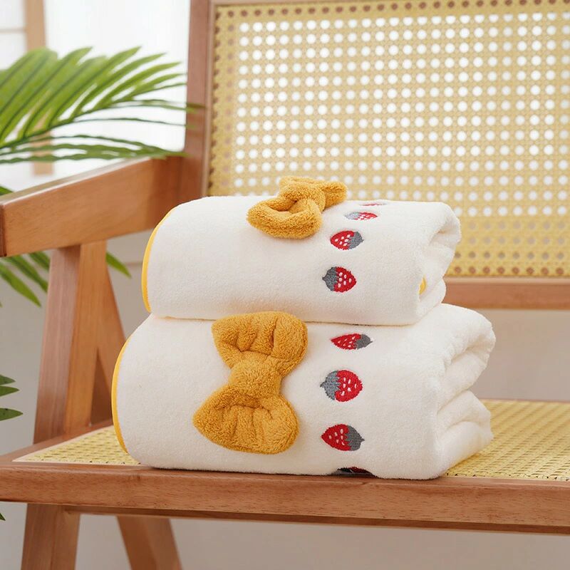 バスタオル セット お風呂用 珊瑚 家具 吸水毛巾 日用雑貨 汎用性 吸水性抜群 ふわふわ 便利 フリース おしゃれ 大判 蝶結びデザイン ストロベリー刺繍