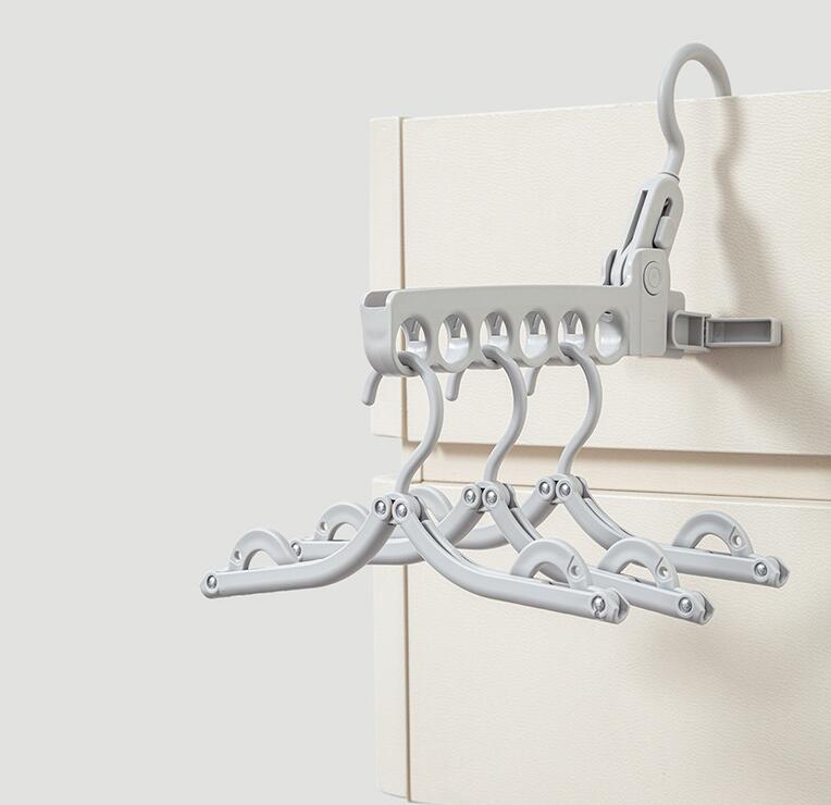 洗濯物が一度にたくさん干せる便利な7連式ハンガーハンガーが折りたたみ式なので簡単に洗濯物の装着、取り入れができて便利です。装着や取り入れが簡単で朝や仕事終わりの忙しい時間に大活躍・ハンガーのアーム部が伸縮タイプなので長さを調節でき、伸ばして干すと脇の下や折り重なる部分の乾きが早く、トーレーナーやシャツの型に合わせて干せます。折りたたみ式縦に吊り下げられるフック付き〔商品詳細〕サイズ：横向き使用時約幅45・62cmx52cmx51.5cm(収納時約幅10cmx52cmx60cm)縦向き使用時約幅45・62cmx6cmx77cm(収納時約幅10cmx10cmx86cm)耐熱：70度/耐冷：-10度材質：本体/キャッチ(ポリプロピレン)、バネ（硬鋼線）ツウィンモール ツインモール のびのび7連ガー 衣紋掛け 洗濯物干しハンガー ワイドハンガー スリム洗濯ハンガー 8連 おりたたみ 折りたたみ 折り畳み 衣服 衣類 Tシャツ Yシャツ 乾きやすい すべらない 滑らない 旅行 遠征 クローゼット ドア ベランダ ロフト 室内 屋外 棚 室内干し 吊るす 引くだけ たくさん 沢山 子供 子供服 縦 省スペース 梅雨 雨 おすすめ 便利グッズ 格安 大量洗濯物が一度にたくさん干せる便利な7連式ハンガーハンガーが折りたたみ式なので簡単に洗濯物の装着、取り入れができて便利です。装着や取り入れが簡単で朝や仕事終わりの忙しい時間に大活躍・ハンガーのアーム部が伸縮タイプなので長さを調節でき、伸ばして干すと脇の下や折り重なる部分の乾きが早く、トーレーナーやシャツの型に合わせて干せます。折りたたみ式縦に吊り下げられるフック付き〔商品詳細〕サイズ：横向き使用時約幅45・62cmx52cmx51.5cm(収納時約幅10cmx52cmx60cm)縦向き使用時約幅45・62cmx6cmx77cm(収納時約幅10cmx10cmx86cm)耐熱：70度/耐冷：-10度材質：本体/キャッチ(ポリプロピレン)、バネ（硬鋼線）ツウィンモール ツインモール のびのび7連ガー 衣紋掛け 洗濯物干しハンガー ワイドハンガー スリム洗濯ハンガー 8連 おりたたみ 折りたたみ 折り畳み 衣服 衣類 Tシャツ Yシャツ 乾きやすい すべらない 滑らない 旅行 遠征 クローゼット ドア ベランダ ロフト 室内 屋外 棚 室内干し 吊るす 引くだけ たくさん 沢山 子供 子供服 縦 省スペース 梅雨 雨 おすすめ 便利グッズ 格安 大量不良品についての説明基づいて掲載しています