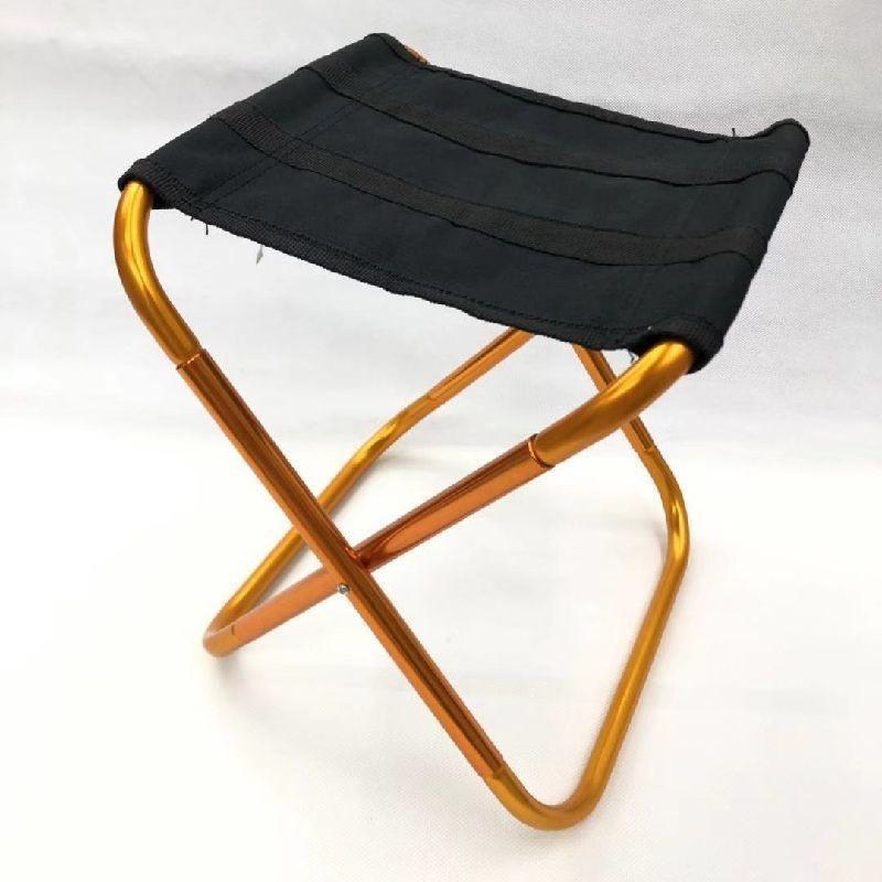 軽量で簡単設置できる折り畳み椅子です。収納袋もついているので持ち運びも楽々♪【サイズについて】248mmX225mmX270mm※測り方により多少の誤差が生じる場合がございます※収納時のサイズは画像をご参照下さい。【素材について】合金、オックスフォード布【カラーについて】生産ロットにより柄の出方や色の濃淡が多少異なる場合がございます。お使いのモニターや撮影時の光の加減などにより画像と実際の商品のカラーが若干異なる場合もございます。【サイズについて】測り方により誤差が生じる場合がございます。同じサイズでもカラーやデザインによって大きさが異なる場合もございます。【衣類・バッグ等、縫製品について】海外製品の為、縫製基準が日本と異なるケースもあることから縫製が甘い・雑・糸の始末ができていない等が見受けられる場合もございます。※上記理由による返品、交換はお断りする場合がございます※