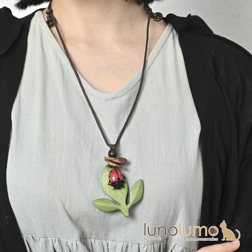 【メール便送料無料】ネックレス ペンダント レディース てんとう虫 テントウムシ 葉っぱ リーフ ウッ..