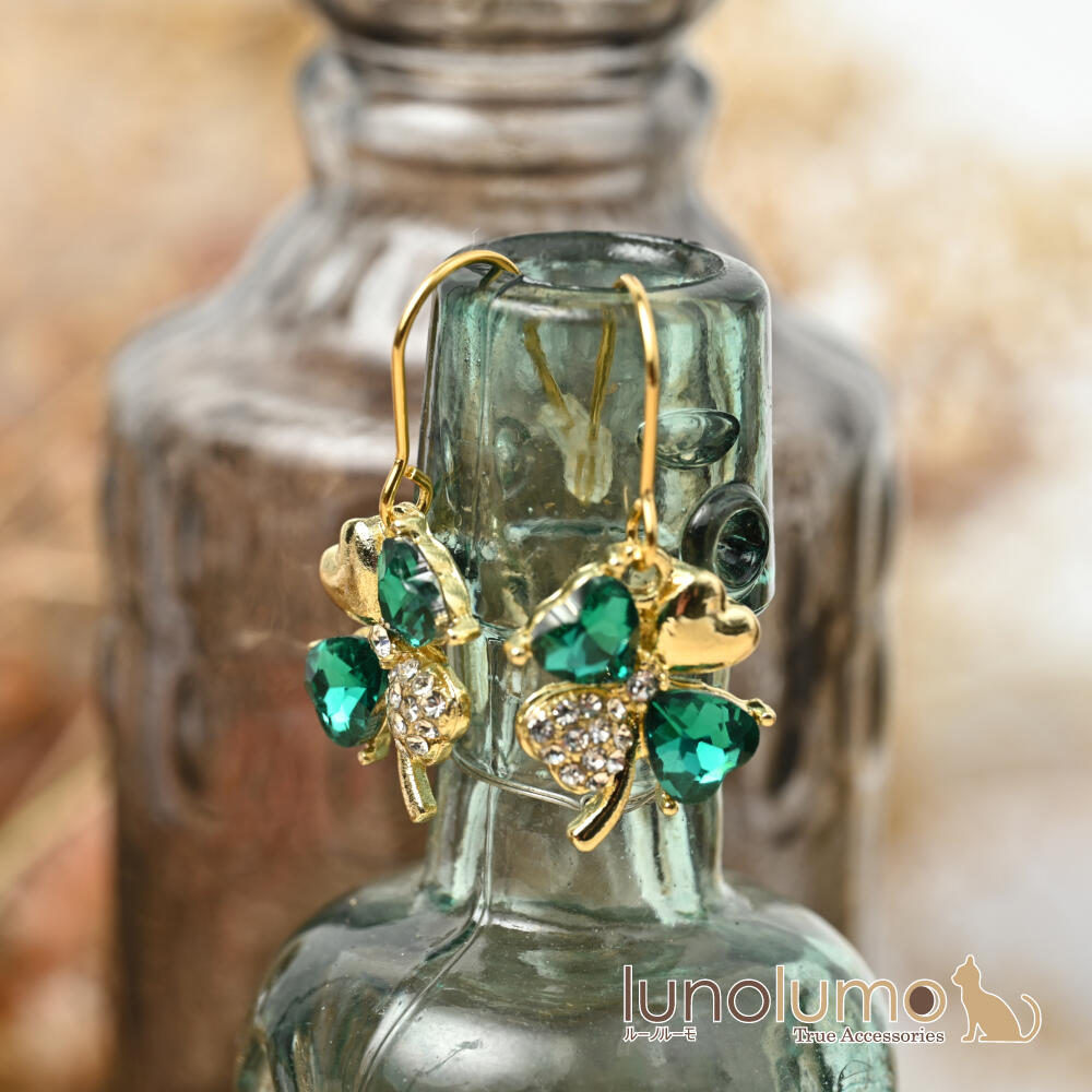 日本製 ピアス レディース クローバー 四つ葉 緑 ビジュ キラキラ 揺れる サージカルステンレス PI