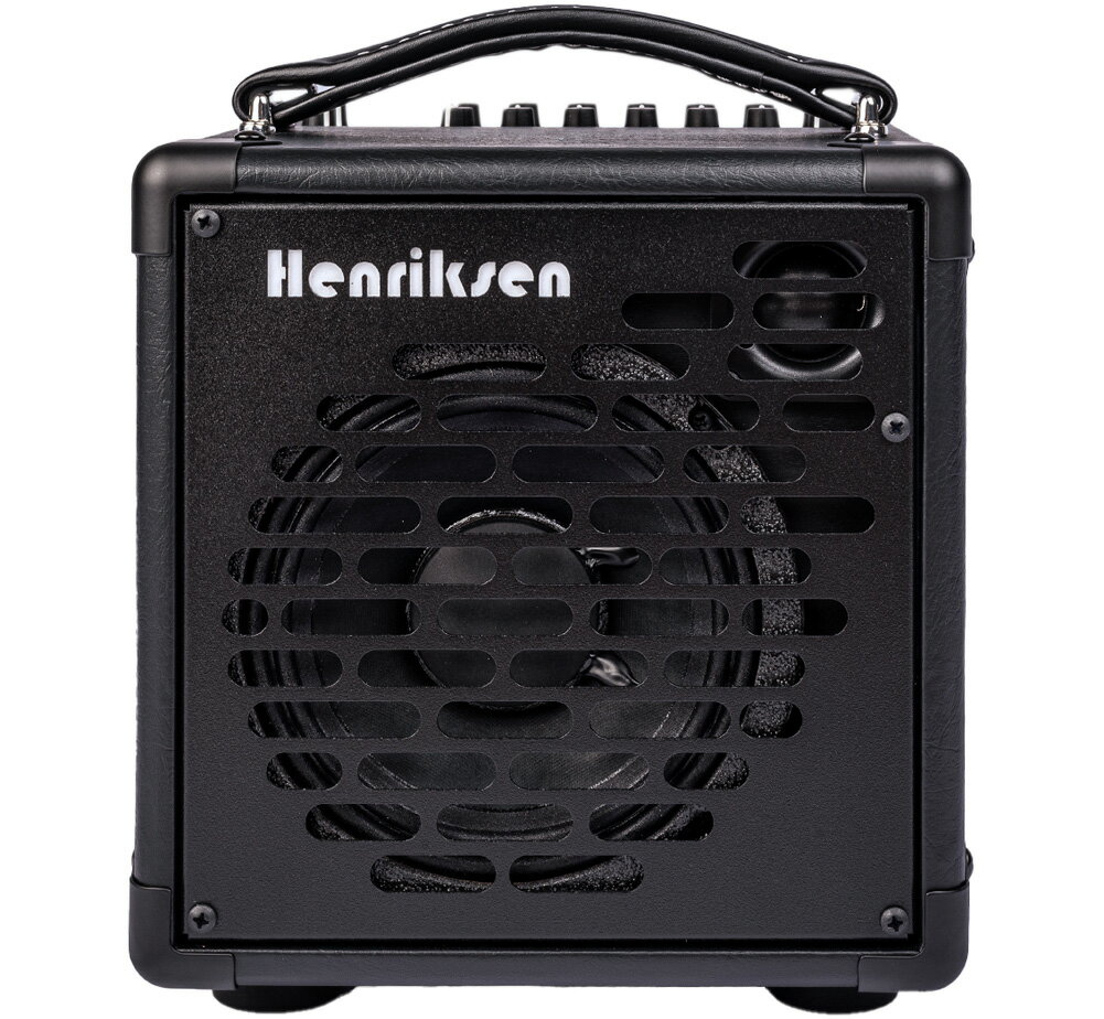 HENRIKSEN / THE BLU SIX Henriksen Amplifiers が手がけるジャズギターアンプは、ポータブルなサイズでありながら高品質なサウンドを実現し、フラットトップ・アコースティックギタリストからハーモニカプレイヤーまで、幅広いミュージシャンに支持されています。 The Blu Six は、5 バンドのグラフィック EQ、リバーブ、FX ループ、48V ファンタム電源を搭載し、より繊細で表現力豊かなサウンドづくりを可能にします。ワイヤレス対応の AUX 入力はバッキングトラックの再生に便利で、バランス XLR ラインアウトはレコーディングにも対応できるクリアな出力を提供。さらにヘッドフォン出力や並列外部スピーカー出力も備え、多様な環境で柔軟に活用できます。 わずか 5.4kg という驚異的な軽さにもかかわらず、120ワットのパワーを備え、ライブから自宅練習まで幅広く活躍するコンパクトなプロ仕様アンプです。 ・120 Watts ・12 lbs ・9″x9″x9″ ・Included gig bag ・Wireless Auxilary Input ・5-band EQ ・Reverb ・48 volt phantom powered XLR,1/4” combo input ・TRS send/return FX loop ・XLR balanced line out ・OEM 6.5″ Eminence Beta speaker with special fluid-cooled, high-yield neodymium tweeter (defeat-able) ・Ext. Speaker out ・Headphone Jack [SPECIFICATIONS] 出力 120W インプット Bluetooth 4.0 ファンタム電源供給可能XLR / 1/4″ コンボインプット アウトプット XLR balanced line out Ext. Speaker out Headphone Send/Return TRS send/return FX loop スピーカー OEM 6.5″ Eminence Beta speaker with special fluid-cooled, high-yield neodymium tweeter (defeat-able) 付属品 ギグバッグ、電源ケーブル 重量 約5.4kg 寸法 22.2×25x23.2cm (WxHxD)