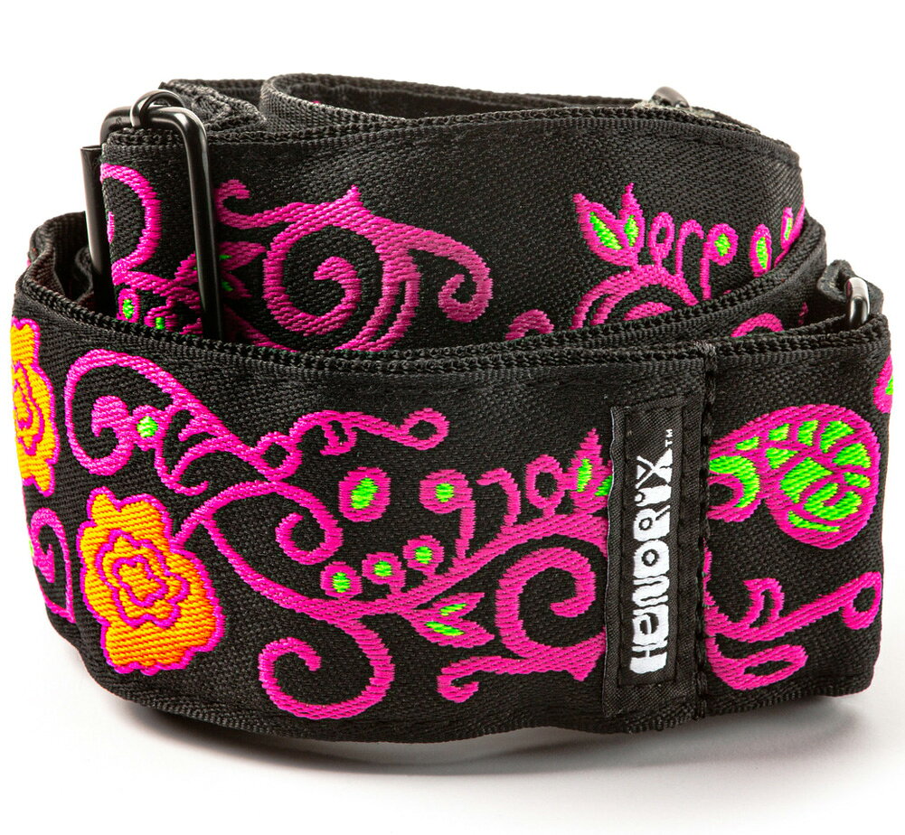 JIMI HENDRIX / MONTEREY POP FESTIVAL STRAP Blacklight Collection 1967年、ギターを床に叩きつけるパフォーマンスで、ギターと共に世界にも火を点けたMonterey Pop Festival。この時に使用していたStratocasterをイメージしてデザインされています。 ・長さ : 約99cm 〜 167cm ・幅 : 約5cm ・型番 : JH22 ・Made in CANADA ・正規輸入品 ・Authentic Hendrix, LLC 認可 Jimi Hendrix Blacklight Collectionは、サイケデリック時代へのオマージュとして誕生した数量限定コレクション。ブラックライトに反応して発光するジャカード織り生地を採用した特別仕様のストラップです。