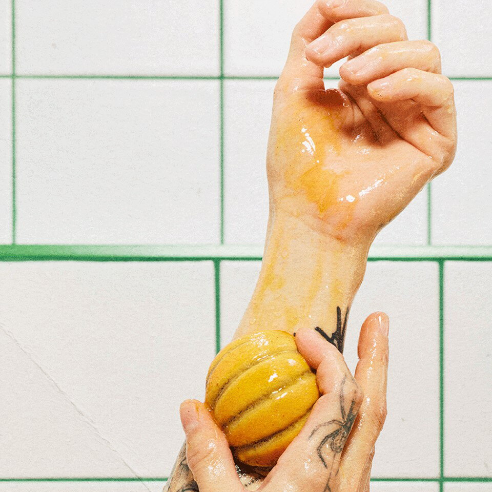 LUSH公式 楽天市場店のLUSH 秋の収穫 スクラビー ラッシュ ボディスクラブ カボチャ パンプキン 保湿 角質ケア しっとり ハロウィン 数量限定 ギフト プレゼント お風呂 スキンケア ハニー 甘い 香り 固体 オーガニック マッサージ｜アングル3