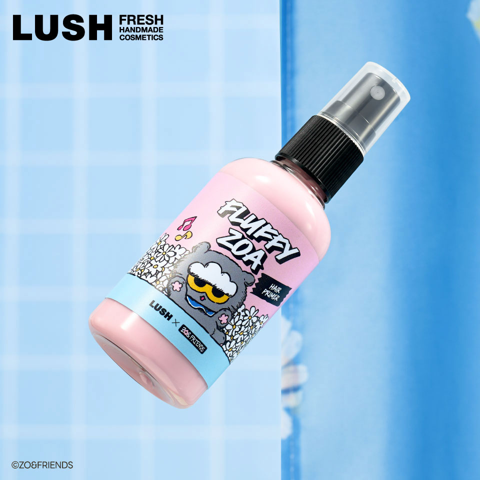 上の空でも雲のようにふんわり潤髪に 一緒だと、もっと楽しい！「LUSH × ZO&FRIENDS」の限定コラボレーションが登場！不器用だからこそ支え合う大切な仲間たちが無邪気に楽しめるバスタイムをあなたに届けます。 髪の指通りがイマイチ？ 少しくらい絡まっていても大丈夫！ ZOAおすすめのヘアミスト『フラッフィー ZOA』におまかせください。白米のエキスと椿油のブレンドが髪をふんわり柔らかくなめらかにします。そして、髪のコンディションを整えるラベンダーエキスとベルガモットオイルの優しく明るい香りがあなたにそっと寄り添ってくれるでしょう。思わず触れたくなる、ありのままの髪を楽しんで！ ■ZO&FRIENDSと仲良くなろう！ ＜ZOA＞ いつもスローモーションで、無愛想だけど優しい雲猫「ZOA」は、そっとあなたに寄り添って、心をなごませてくれます。 ＜A&NE＞ おせっかいだけど憎めない「A&NE」は、あなたの心をくすぐるハートウォーミングな存在です。 ＜AKIZAKI＞ ZOAの足跡から生まれた、予測不可能でドタバタ元気なカラフルな雫「AKIZAKI」は、気持ちを明るくいつも笑顔にしてくれます。 「ZO&FRIENDS」という名前には、「ZOA」と「A&NE」が出会い「良い友達」になっていくという意味が込められているそうです。韓国語で「良い」を表す「チョア」や「ジョア」の発音にもかけていて、デザイナー独自の感性とキャラクターのコンセプトを凝縮したネーミングとなっています。 ■注目の原材料 ＜椿油＞ 保湿力があり、髪にツヤを与えます。 ＜アルガンオイル＞ 「モロッコの黄金」とも呼ばれる希少なキャリアオイルで、髪の潤いを保持し、艶やかにします。 ＜トンカエキス＞ 髪を健やかに保つ働きを期待してラッシュ商品に配合しています。 ■香り トンカのほのぼのとした香りが揺れる髪から軽やかに漂って、心をなごませてくれるでしょう。ハーバルなラベンダーや明るいベルガモットもブレンドしているので、甘いだけじゃない陽光を感じさせる穏やかな香りに仕上がっています。 同じ時期に数量限定販売しているバスボム（入浴料）『雲猫 ZOA』を少しムスキーにした印象です。 ■使用方法 ボトルを軽く振り、タオルドライした後の濡れた髪に適量スプレーします。そして、髪のもつれをほどきながらコーティングするようになじませて、ドライヤーで乾かしてください。 ■注意事項 ※LUSHではフレッシュな商品をフレッシュな状態でお使いいただくため、購入個数に制限がある場合がございます。 ■原材料の一覧 水, ステアリン酸グリセリル(SE), アルガニアスピノサ核油, セテアリルアルコール, マカデミアナッツ脂肪酸エチル, コメエキス, PG, 加水分解コメエキス, ツバキ種子油, ベヘントリモニウムクロリド, バニラ果実エキス, ラベンダー花エキス, ジプテリクスオドラタ種子エキス, ベルガモット果皮油, パチョリ油, セトリモニウムクロリド, オタネニンジン根エキス, レモン果汁, アロエベラ葉汁, バクガエキス, トコフェロール, リンゴ酸, 香料, フェノキシエタノール, ベンジルアルコール, 酸化チタン, 赤227 広告文責：ラッシュジャパン合同会社 0120-125-204 メーカー名：LUSH（ラッシュ） 商品区分：化粧品 原産国：日本 ＜関連キーワード＞ ホワイトデー ホワイトディ プレゼント プチギフト ギフト whiteday 2024 LUSH ラッシュ 公式 バス バスタイム 入浴 風呂 お風呂 シャワー 期間限定 限定 バスボム 入浴剤 ハート ハグ ジュニパーベリー カラギーナン 寒天 グレープ フレーバー アロマ いい匂い いい香り 香り しっとり すべすべ 保湿 うるおい 潤い 乾燥 敏感 10代 20代 30代 40代 50代 60代 70代 80代 男性 女性 友達 彼氏 彼女 恋人 パートナー 異性 同性 男友達 女友達 先輩 後輩 部下 同僚 部長 課長 上司 先生 恩人 目上 年上 年下 父 お父さん 母 お母さん 義母 義父 兄弟 姉妹 兄 弟 姉 妹 お兄ちゃん お姉ちゃん お兄さん お姉さん 夫婦 妻 夫 旦那 祖母 祖父 おじいちゃん おばあちゃん 親戚 おじ おば 子供 子供用 こども用 こども 孫 甥 姪 甥っ子 姪っ子 就職 結婚式 二次会 引き出物 ブライダル 誕生日 お誕生日 バースデー バースディ 誕生日プレゼント 学生 社会人 就職 入社 昇進 退職 定年 異動 記念品 職場 手土産 お土産 帰省 挨拶 お呼ばれ 出産 引っ越し 祝い お祝い 御祝い プレゼント ギフト プチギフト 贈り物 自分用 自分買い 自宅用 実用品 日用品 ご褒美 贅沢 本命 　パーティ 打ち上げ お楽しみ会 プレゼント交換 感謝 お礼 お返し お詫び ありがとう ThankYou Thanks サンキュー サンクス ForYou フォーユー スペシャル 特別 記念日 可愛い かわいい お洒落 おしゃれ 実用的 人気 おすすめ オススメ 話題 SNS Instagram インスタグラム インスタ インスタ映え YouTube Youtube youtube ユーチューブ サステナブル サステナビリティ サスティナブル サスティナビリティ エシカル SDGs フェアトレード ハーバル ボタニカル 新鮮 フレッシュ 自然 自然由来 天然 天然素材 ハンドメイド 手作り 動物実験 ビーガン ヴィーガン ファイトケミカル フィトケミカル レディース メンズ 男女兼用 ジェンダー ジェンダーフリー