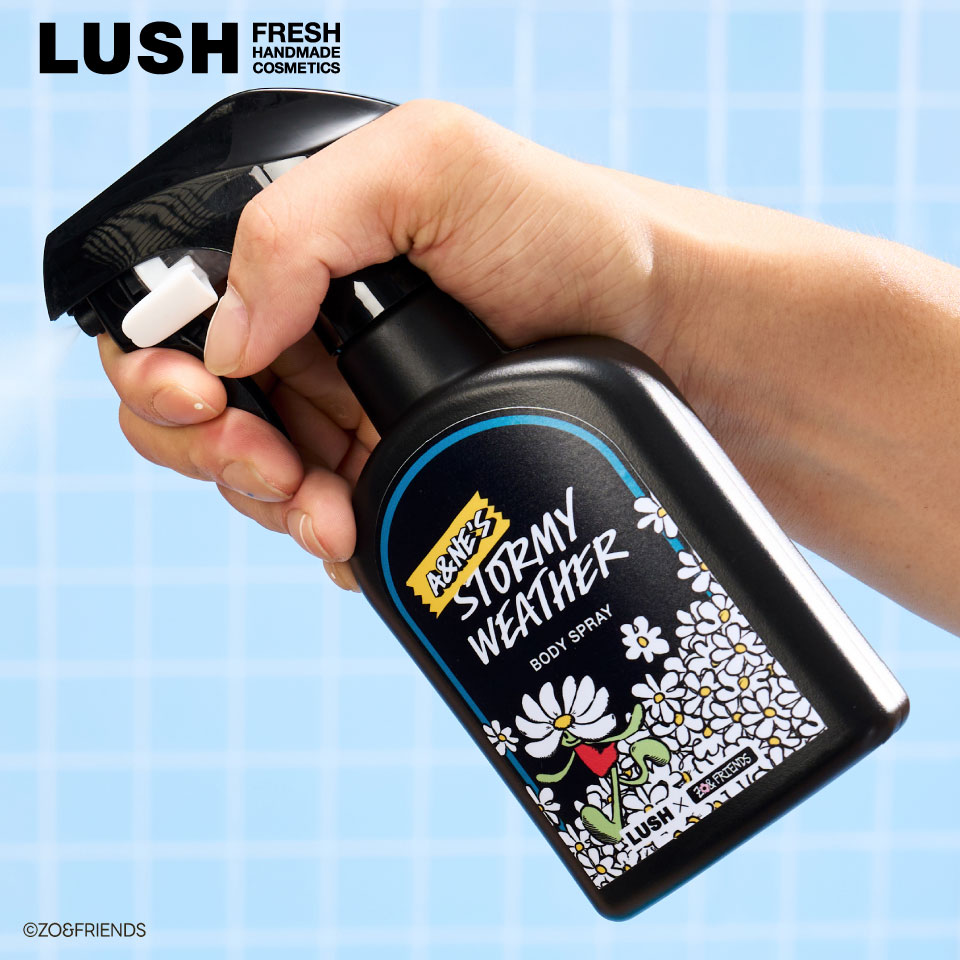 花咲く香りであなたの毎日に彩りを 一緒だと、もっと楽しい！「LUSH × ZO&FRIENDS」の限定コラボレーションが登場！不器用だからこそ支え合う大切な仲間たちが無邪気に楽しめるバスタイムをあなたに届けます。 『A&NE ストーミー ウェザー』をお肌にひと吹きすると、柔らかな花びらに包み込まれているみたい。洗練されたシトラスフローラルノートがあなたを素敵に彩るアクセサリーに。 太陽の恵みをいっぱいに浴びたベルガモットやネロリの晴れやかな香りが心の中の暗い雲とだって良いお友達になってくれるでしょう。そして、空気を澄ませるような爽やかなバジルのそよ風と、ローズウッドのウッディな香りがあなたをそっと抱き締めます。 『A&NE ストーミー ウェザー』は、香水よりもふんわりと優しく香るボディスプレーです。そのため、カジュアルに香りを楽しみたい人やフレグランス初心者におすすめ！ ■ZO&FRIENDSと仲良くなろう！ ＜ZOA＞ いつもスローモーションで、無愛想だけど優しい雲猫「ZOA」は、そっとあなたに寄り添って、心をなごませてくれます。 ＜A&NE＞ おせっかいだけど憎めない「A&NE」は、あなたの心をくすぐるハートウォーミングな存在です。 ＜AKIZAKI＞ ZOAの足跡から生まれた、予測不可能でドタバタ元気なカラフルな雫「AKIZAKI」は、気持ちを明るくいつも笑顔にしてくれます。 「ZO&FRIENDS」という名前には、「ZOA」と「A&NE」が出会い「良い友達」になっていくという意味が込められているそうです。韓国語で「良い」を表す「チョア」や「ジョア」の発音にもかけていて、デザイナー独自の感性とキャラクターのコンセプトを凝縮したネーミングとなっています。 ■注目の原材料 ＜ベルガモットオイル＞ アールグレイティーの香りづけにも用いられる、明るく優しいシトラスノートが特徴です。 ＜アルガンオイル＞ ビターオレンジの花から抽出される爽やかなフローラルの香りをラッシュ商品につけるエッセンシャルオイルです。 ＜変性アルコール＞ 基材となる変性アルコールは、ブラジルで育ったオーガニックのサトウキビから作られています。 ■香り ネロリ、バジル、ローズウッド、ベルガモット ■使用方法 気分転換したい時や汗をかいた時など、心地よい香りをまといたくなったら好きなところに適量をスプレーしてください。 シャワーやお風呂の後にスプレーする時は、お肌を冷ましてから行うのがポイントです。お気に入りの香りをより長く堪能できますよ。 ※液漏れの恐れがありますので、容器を逆さにせずご使用ください。 ※可燃性の変性アルコールを使用しているので、保管および取扱いにあたっては火気に十分ご注意ください。 ■内容量 200ml ■注意事項 ※LUSHではフレッシュな商品をフレッシュな状態でお使いいただくため、購入個数に制限がある場合がございます。 ■原材料の一覧 変性アルコール, 香料, 水, グリセリン, ベルガモット果皮油, ビターオレンジ花油, ローズウッド木油, メボウキ油, ダマスクバラ花エキス, スイートオレンジ果皮油, レモン果皮油, オオバナソケイ花エキス, エンピツビャクシン油, ニオイテンジクアオイ花油, パチョリ油 広告文責：ラッシュジャパン合同会社 0120-125-204 メーカー名：LUSH（ラッシュ） 商品区分：化粧品 原産国：日本 ＜関連キーワード＞ ホワイトデー ホワイトディ プレゼント プチギフト ギフト whiteday 2024 LUSH ラッシュ 公式 バス バスタイム 入浴 風呂 お風呂 シャワー 期間限定 限定 バスボム 入浴剤 ハート ハグ ジュニパーベリー カラギーナン 寒天 グレープ フレーバー アロマ いい匂い いい香り 香り しっとり すべすべ 保湿 うるおい 潤い 乾燥 敏感 10代 20代 30代 40代 50代 60代 70代 80代 男性 女性 友達 彼氏 彼女 恋人 パートナー 異性 同性 男友達 女友達 先輩 後輩 部下 同僚 部長 課長 上司 先生 恩人 目上 年上 年下 父 お父さん 母 お母さん 義母 義父 兄弟 姉妹 兄 弟 姉 妹 お兄ちゃん お姉ちゃん お兄さん お姉さん 夫婦 妻 夫 旦那 祖母 祖父 おじいちゃん おばあちゃん 親戚 おじ おば 子供 子供用 こども用 こども 孫 甥 姪 甥っ子 姪っ子 就職 結婚式 二次会 引き出物 ブライダル 誕生日 お誕生日 バースデー バースディ 誕生日プレゼント 学生 社会人 就職 入社 昇進 退職 定年 異動 記念品 職場 手土産 お土産 帰省 挨拶 お呼ばれ 出産 引っ越し 祝い お祝い 御祝い プレゼント ギフト プチギフト 贈り物 自分用 自分買い 自宅用 実用品 日用品 ご褒美 贅沢 本命 　パーティ 打ち上げ お楽しみ会 プレゼント交換 感謝 お礼 お返し お詫び ありがとう ThankYou Thanks サンキュー サンクス ForYou フォーユー スペシャル 特別 記念日 可愛い かわいい お洒落 おしゃれ 実用的 人気 おすすめ オススメ 話題 SNS Instagram インスタグラム インスタ インスタ映え YouTube Youtube youtube ユーチューブ サステナブル サステナビリティ サスティナブル サスティナビリティ エシカル SDGs フェアトレード ハーバル ボタニカル 新鮮 フレッシュ 自然 自然由来 天然 天然素材 ハンドメイド 手作り 動物実験 ビーガン ヴィーガン ファイトケミカル フィトケミカル レディース メンズ 男女兼用 ジェンダー ジェンダーフリー