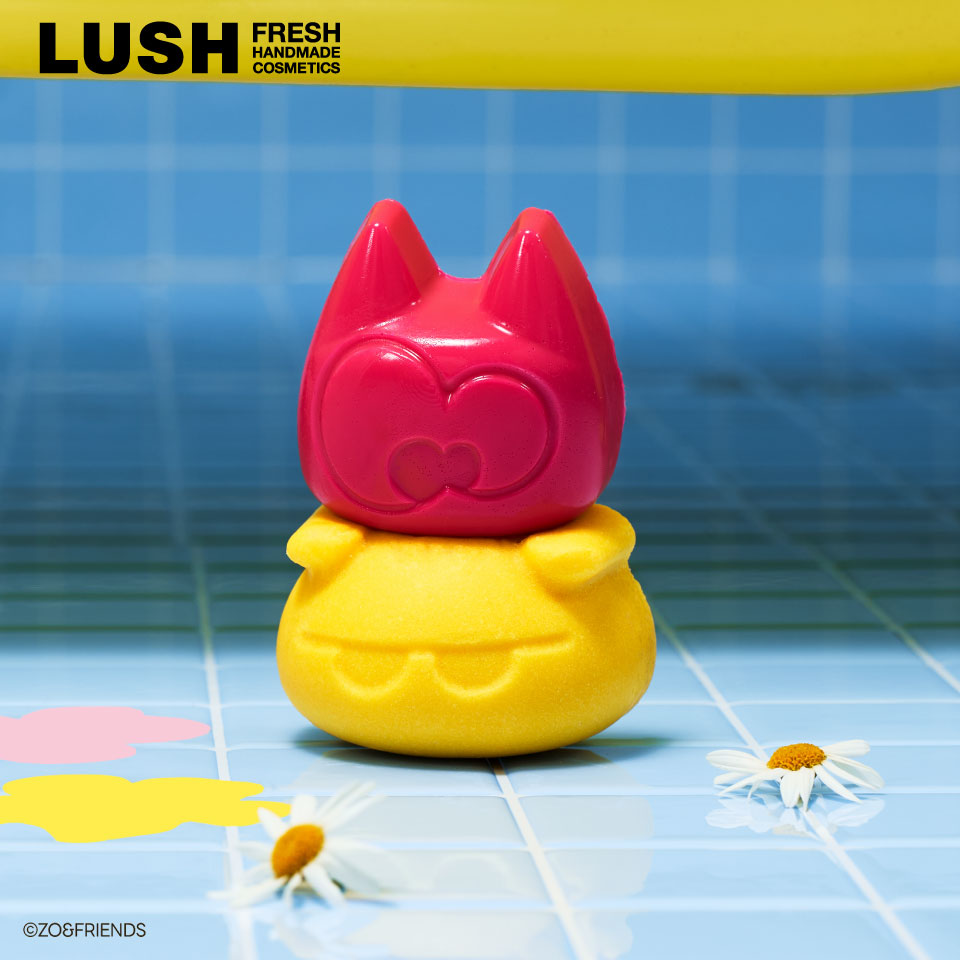 お肌を柔らかくする2つのステップ 一緒だと、もっと楽しい！「LUSH × ZO&FRIENDS」の限定コラボレーションが登場！不器用だからこそ支え合う大切な仲間たちが無邪気に楽しめるバスタイムをあなたに届けます。 元気いっぱいでカラフルなシャワーグミ & ボディスクラブ『AKIZAKI デュオ』がいれば、柔らかなお肌を手に入れるのも、バスタイムを楽しむのも思いのまま！ プルンと弾むユニークな感触のシャワーグミで汚れをスッキリと洗い流し、シュガーとバンブーエキスをブレンドしたボディスクラブでお肌を磨いてなめらかにしましょう。 あなたのお肌の「良い友達」として活躍するフルーティーなデュオがシャワータイムをちょっとした遊び心と喜びで満たします！ ■ZO&FRIENDSと仲良くなろう！ ＜ZOA＞ いつもスローモーションで、無愛想だけど優しい雲猫「ZOA」は、そっとあなたに寄り添って、心をなごませてくれます。 ＜A&NE＞ おせっかいだけど憎めない「A&NE」は、あなたの心をくすぐるハートウォーミングな存在です。 ＜AKIZAKI＞ ZOAの足跡から生まれた、予測不可能でドタバタ元気なカラフルな雫「AKIZAKI」は、気持ちを明るくいつも笑顔にしてくれます。 「ZO&FRIENDS」という名前には、「ZOA」と「A&NE」が出会い「良い友達」になっていくという意味が込められているそうです。韓国語で「良い」を表す「チョア」や「ジョア」の発音にもかけていて、デザイナー独自の感性とキャラクターのコンセプトを凝縮したネーミングとなっています。 ■注目の原材料 ＜バンブーエキス＞ 竹の茎から、スクラブ感の残るエキスを得ています。砂糖とともに古い角質の除去をサポートして、肌触りを柔らかに。また、バンブーエキスにはお肌にハリとツヤを与える働きもあります。 ＜ホホバオイル＞ 角層に潤いを閉じ込めて、お肌を柔らかくなめらかにします。 ＜カラギーナン＞ 水分を含ませると固まる原材料なので、シャワーグミの製造に欠かせません。お肌をしっとり柔らかくする働きもあります。 ■香り ＜シャワーグミ（ピンク色のAKI）＞ まろやかなパイナップルとスモーキーなベチバーが織りなすトロピカルな香りがします。 ＜ボディスクラブ（黄色のZAKI）＞ ルバーブのような酸味ある香りと弾けるように明るいベルガモットをブレンドした食いしん坊さんにはたまらないフルーティーな香り。 ■使用方法 ＜シャワーグミ（ピンク色のAKI）＞ 体に丸ごと直接すべらせるか、適量を取りスポンジでよく泡立て、汚れとなじませてから洗い流してください。 シャワーグミはシャワージェリーより少し硬めに作られているので、水気を拭き取るとバスルームの壁やバスタブ、シャワーカーテンに貼りつけて保管できます。ビチャビチャに濡れたままだと付着しませんのでご注意を。 ＜ボディスクラブ（黄色のZAKI）＞ 濡らしたお肌に円を描くようになじませ、その後に軽く洗い流してください。心地よいスクラブ感が古い角質や汚れの除去をサポートし、柔軟なお肌に整えます。 溶けやすいので、高温多湿を避けて保管下さい。 ■内容量 135g ■注意事項 ※こちらの商品は、パッケージのない状態で配送箱に入れてお届けいたします。 ※ラメ入りの商品です。商品によってはラメは数日間お肌に残りますのでご注意ください。 ※LUSHではフレッシュな商品をフレッシュな状態でお使いいただくため、購入個数に制限がある場合がございます。 ■原材料の一覧 カカオ脂, スクロース, グリセリン, 水, バンブサアルンジナセア茎エキス, コーンスターチ, PG, ホホバ種子油, キャンデリラロウ, ココイルイセチオン酸Na, 香料, ラウレス硫酸Na, モモ核油, コメヌカ油, スイートオレンジ果皮油, ベルガモット果皮油, ベチベル根油, カラギーナン, トコフェロール, パイナップル果実エキス, ヒマワリ種子油, 合成フルオロフロゴパイト, 酸化チタン, クチナシ黄, 酸化スズ, 黄203, 赤218, 赤227, 赤104(1) 広告文責：ラッシュジャパン合同会社 0120-125-204 メーカー名：LUSH（ラッシュ） 商品区分：化粧品 原産国：日本 ＜関連キーワード＞ ホワイトデー ホワイトディ プレゼント プチギフト ギフト whiteday 2024 LUSH ラッシュ 公式 バス バスタイム 入浴 風呂 お風呂 シャワー 期間限定 限定 バスボム 入浴剤 ハート ハグ ジュニパーベリー カラギーナン 寒天 グレープ フレーバー アロマ いい匂い いい香り 香り しっとり すべすべ 保湿 うるおい 潤い 乾燥 敏感 10代 20代 30代 40代 50代 60代 70代 80代 男性 女性 友達 彼氏 彼女 恋人 パートナー 異性 同性 男友達 女友達 先輩 後輩 部下 同僚 部長 課長 上司 先生 恩人 目上 年上 年下 父 お父さん 母 お母さん 義母 義父 兄弟 姉妹 兄 弟 姉 妹 お兄ちゃん お姉ちゃん お兄さん お姉さん 夫婦 妻 夫 旦那 祖母 祖父 おじいちゃん おばあちゃん 親戚 おじ おば 子供 子供用 こども用 こども 孫 甥 姪 甥っ子 姪っ子 就職 結婚式 二次会 引き出物 ブライダル 誕生日 お誕生日 バースデー バースディ 誕生日プレゼント 学生 社会人 就職 入社 昇進 退職 定年 異動 記念品 職場 手土産 お土産 帰省 挨拶 お呼ばれ 出産 引っ越し 祝い お祝い 御祝い プレゼント ギフト プチギフト 贈り物 自分用 自分買い 自宅用 実用品 日用品 ご褒美 贅沢 本命 　パーティ 打ち上げ お楽しみ会 プレゼント交換 感謝 お礼 お返し お詫び ありがとう ThankYou Thanks サンキュー サンクス ForYou フォーユー スペシャル 特別 記念日 可愛い かわいい お洒落 おしゃれ 実用的 人気 おすすめ オススメ 話題 SNS Instagram インスタグラム インスタ インスタ映え YouTube Youtube youtube ユーチューブ サステナブル サステナビリティ サスティナブル サスティナビリティ エシカル SDGs フェアトレード ハーバル ボタニカル 新鮮 フレッシュ 自然 自然由来 天然 天然素材 ハンドメイド 手作り 動物実験 ビーガン ヴィーガン ファイトケミカル フィトケミカル レディース メンズ 男女兼用 ジェンダー ジェンダーフリー