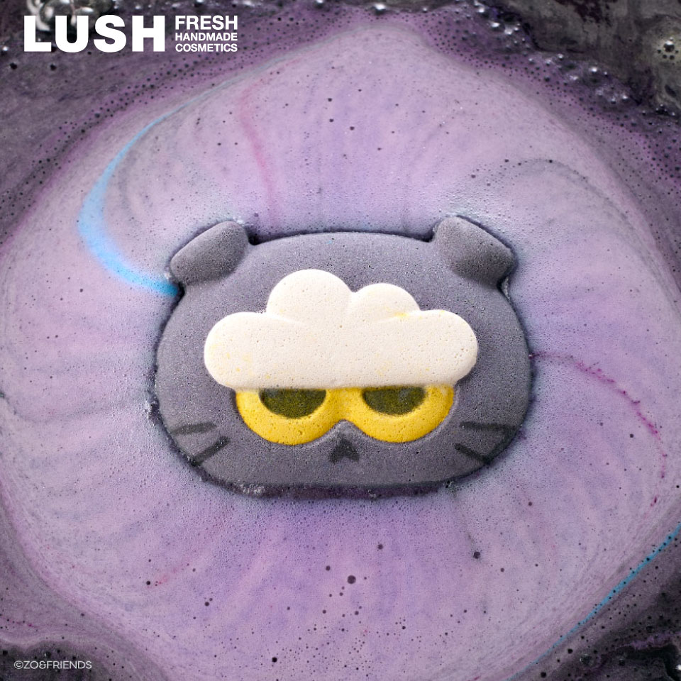 雲から生まれたかわいいZOA 一緒だと、もっと楽しい！「LUSH × ZO&FRIENDS」の限定コラボレーションが登場！不器用だからこそ支え合う大切な仲間たちが無邪気に楽しめるバスタイムをあなたに届けます。 あたたかみのある甘い香りが、日向ぼっこをする猫のような安らぎであなたをホッと包み込みます。バスタブの中に広がるバスアートは、まるで紫色の雲みたい。幸せと優しさであなたの心をきっと解きほぐしてくれますよ。 ■ZO&FRIENDSと仲良くなろう！ ＜ZOA＞ いつもスローモーションで、無愛想だけど優しい雲猫「ZOA」は、そっとあなたに寄り添って、心をなごませてくれます。 ＜A&NE＞ おせっかいだけど憎めない「A&NE」は、あなたの心をくすぐるハートウォーミングな存在です。 ＜AKIZAKI＞ ZOAの足跡から生まれた、予測不可能でドタバタ元気なカラフルな雫「AKIZAKI」は、気持ちを明るくいつも笑顔にしてくれます。 「ZO&FRIENDS」という名前には、「ZOA」と「A&NE」が出会い「良い友達」になっていくという意味が込められているそうです。韓国語で「良い」を表す「チョア」や「ジョア」の発音にもかけていて、デザイナー独自の感性とキャラクターのコンセプトを凝縮したネーミングとなっています。 ■注目の原材料 ＜トンカエキス＞ すっきりとしたウッディノートは、森林をイメージさせます。皮脂と潤いのバランスがとれたお肌に整える原材料です。 ＜ベルガモットオイル＞ アールグレイティーの香りづけにも用いられる、明るく優しいシトラスノートが特徴です。お肌を引き締めながら、潤いとツヤを与えます。 ＜クエン酸＞ 重曹の弱アルカリ性とクエン酸の酸性を混合することで、バスボムが溶けたお湯をお肌に適したpHに調整。また、クエン酸にはお肌を引き締めてキメを整える働きもあります。 ■香り バニラとトンカのほのぼのとした香りに包まれるバスタイムが心をなごませてくれるでしょう。ハーバルなラベンダーや明るいベルガモットもブレンドしているので、甘いだけじゃない陽光を感じさせる穏やかな香りに仕上がっています。 ■使用方法 バスタブに溜めたお湯に一つ入れてください。ゆっくりと溶けていくバスボムを眺め、そこから広がる雲のような泡に身を委ねて、のんびりバスタイムを過ごしましょう。 ■内容量 1個 ■注意事項 ※こちらの商品は、パッケージのない状態で配送箱に入れてお届けいたします。 ※ラメ入りの商品です。商品によってはラメは数日間お肌に残りますのでご注意ください。 ※LUSHではフレッシュな商品をフレッシュな状態でお使いいただくため、購入個数に制限がある場合がございます。 ■原材料の一覧 炭酸水素Na, クエン酸, コーンスターチ, 香料, ベルガモット果皮油, ラベンダー花エキス, バニラ果実エキス, ジプテリクスオドラタ種子エキス, パチョリ油, 水, 変性アルコール, ココアルキル硫酸Na, DPG, PG, コカミドプロピルベタイン, アラビアゴム, ゼイン, 合成フルオロフロゴパイト, ホウケイ酸(Ca/Na), 酸化チタン, クチナシ黄, 酸化スズ, 酸化鉄, 青1, 赤227, 赤104(1), 赤218, 黄4 広告文責：ラッシュジャパン合同会社 0120-125-204 メーカー名：LUSH（ラッシュ） 商品区分：化粧品 原産国：日本 ＜関連キーワード＞ ホワイトデー ホワイトディ プレゼント プチギフト ギフト whiteday 2024 LUSH ラッシュ 公式 バス バスタイム 入浴 風呂 お風呂 シャワー 期間限定 限定 バスボム 入浴剤 ハート ハグ ジュニパーベリー カラギーナン 寒天 グレープ フレーバー アロマ いい匂い いい香り 香り しっとり すべすべ 保湿 うるおい 潤い 乾燥 敏感 10代 20代 30代 40代 50代 60代 70代 80代 男性 女性 友達 彼氏 彼女 恋人 パートナー 異性 同性 男友達 女友達 先輩 後輩 部下 同僚 部長 課長 上司 先生 恩人 目上 年上 年下 父 お父さん 母 お母さん 義母 義父 兄弟 姉妹 兄 弟 姉 妹 お兄ちゃん お姉ちゃん お兄さん お姉さん 夫婦 妻 夫 旦那 祖母 祖父 おじいちゃん おばあちゃん 親戚 おじ おば 子供 子供用 こども用 こども 孫 甥 姪 甥っ子 姪っ子 就職 結婚式 二次会 引き出物 ブライダル 誕生日 お誕生日 バースデー バースディ 誕生日プレゼント 学生 社会人 就職 入社 昇進 退職 定年 異動 記念品 職場 手土産 お土産 帰省 挨拶 お呼ばれ 出産 引っ越し 祝い お祝い 御祝い プレゼント ギフト プチギフト 贈り物 自分用 自分買い 自宅用 実用品 日用品 ご褒美 贅沢 本命 　パーティ 打ち上げ お楽しみ会 プレゼント交換 感謝 お礼 お返し お詫び ありがとう ThankYou Thanks サンキュー サンクス ForYou フォーユー スペシャル 特別 記念日 可愛い かわいい お洒落 おしゃれ 実用的 人気 おすすめ オススメ 話題 SNS Instagram インスタグラム インスタ インスタ映え YouTube Youtube youtube ユーチューブ サステナブル サステナビリティ サスティナブル サスティナビリティ エシカル SDGs フェアトレード ハーバル ボタニカル 新鮮 フレッシュ 自然 自然由来 天然 天然素材 ハンドメイド 手作り 動物実験 ビーガン ヴィーガン ファイトケミカル フィトケミカル レディース メンズ 男女兼用 ジェンダー ジェンダーフリー