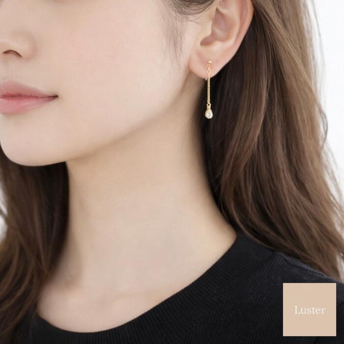 ▶ 【Brand Concept】 ▶ NEW ARRIVAL ▶ 煌めくジルコニアアクセサリーはこちら ▶ 汗や皮脂に強く変色しにくいアクセサリーはこちら ◆ 商品詳細 ◆ 「さりげなく揺れる、きらめきのしずく。シンプルな中に、品のある輝きを。」 ドロップ型のキュービックジルコニアが、繊細な光を集めて輝く華奢なデザイン。しずくのサイズは約3mm×5.5mm、小粒でもきらりとさり気なく目を引きます。 チェーンは繊細なつくりの華奢なキヘイチェーン。全長約3.5cmとコンパクトな長さで、オフィススタイルから休日のお出かけまで幅広く活躍してくれます。 軽やかに揺れるしずくが、日常にさりげない輝きを添えてくれます。 ◆ 素材 ◆ ・チェーン:高品質真鍮＋16金コーティング ・キュービックジルコニア ・ネジバネ式イヤリング:真鍮+16金コーティング ・樹脂イヤリング(ノンホールピアス):真鍮+16金コーティング/樹脂 ・スタッドピアス:真鍮+16金コーティング/ポスト:サージカルステンレス+16金コーティング/キャッチ:真鍮+16金コーティング ・樹脂ピアス:真鍮、合金+16金コーティング/樹脂 ◆ サイズ ◆ ・キュービックジルコニア:約3mm×5.5mm ・全長:約3.5cm(※樹脂イヤリング) ※上記の金具をご選択の場合です。金具変更により、繋ぎパーツの数や長さに若干の変更が伴います。また、サイズは測り方により多少の誤差が生じる場合がございます。予めご了承ください。 【 ※ご購入前にご確認ください※ 】 ● 金属アレルギーについて すべての方にアレルギーが起こらないことを保証するものではありません。予めご了承ください。 万が一、使用中にかゆみ・かぶれ等の皮膚異常を感じた場合は、直ちに使用を中止し、医療機関を受診してください。 ● 変色について 当商品はメッキ加工製品のため、使用頻度・お手入れの方法・保管環境などにより、変色する場合がございます。 必ずしも変色しないことを保証するものではありませんので、ご了承ください。 ● 返品・交換について お客様都合による返品・交換はお受けしておりません。 ご購入前に商品説明をよくご確認のうえ、ご注文をお願いいたします。 ● 発送について クリックポストにて発送いたします（追跡可能／補償なし）。 ポスト投函となりますので、ご不在時でもお受け取りが可能です。 ※ポストのサイズによっては、不在票対応となる場合がございます。 ● その他 ・当店の商品はすべて、ご注文後にひとつひとつ丁寧に仕上げております。 製造過程でごくわずかな個体差や微細な摩擦痕が生じる場合がございますが、品質基準を満たした商品として、正常品の範囲内でお届けしております。 ・繊細なつくりのため、強い力や衝撃をお避けください。 ・できる限り実物に近い色味で撮影しておりますが、ご覧の端末やモニター環境により、色味が異なる場合がございます。 ・他モールでも販売しているため、ご注文のタイミングによっては在庫切れとなる場合がございます。その際はキャンセルとさせていただく場合がございますので、ご了承ください。▶ 【Brand Concept】 ▶ NEW ARRIVAL ▶ 煌めくジルコニアアクセサリーはこちら ▶ 汗や皮脂に強く変色しにくいアクセサリーはこちら ◆ 商品詳細 ◆ 「さりげなく揺れる、きらめきのしずく。シンプルな中に、品のある輝きを。」 ドロップ型のキュービックジルコニアが、繊細な光を集めて輝く華奢なデザイン。しずくのサイズは約3mm×5.5mm、小粒でもきらりとさり気なく目を引きます。 チェーンは繊細なつくりの華奢なキヘイチェーン。全長約3.5cmとコンパクトな長さで、オフィススタイルから休日のお出かけまで幅広く活躍してくれます。 軽やかに揺れるしずくが、日常にさりげない輝きを添えてくれます。 ◆ 素材 ◆ ・チェーン:高品質真鍮＋16金コーティング ・キュービックジルコニア ・ネジバネ式イヤリング:真鍮+16金コーティング ・樹脂イヤリング(ノンホールピアス):真鍮+16金コーティング/樹脂 ・スタッドピアス:真鍮+16金コーティング/ポスト:サージカルステンレス+16金コーティング/キャッチ:真鍮+16金コーティング ・樹脂ピアス:真鍮、合金+16金コーティング/樹脂 ◆ サイズ ◆ ・キュービックジルコニア:約3mm×5.5mm ・全長:約3.5cm(※樹脂イヤリング) ※上記の金具をご選択の場合です。金具変更により、繋ぎパーツの数や長さに若干の変更が伴います。また、サイズは測り方により多少の誤差が生じる場合がございます。予めご了承ください。 【 ※ご購入前にご確認ください※ 】 ● 金属アレルギーについて すべての方にアレルギーが起こらないことを保証するものではありません。予めご了承ください。 万が一、使用中にかゆみ・かぶれ等の皮膚異常を感じた場合は、直ちに使用を中止し、医療機関を受診してください。 ● 変色について 当商品はメッキ加工製品のため、使用頻度・お手入れの方法・保管環境などにより、変色する場合がございます。 必ずしも変色しないことを保証するものではありませんので、ご了承ください。 ● 返品・交換について お客様都合による返品・交換はお受けしておりません。 ご購入前に商品説明をよくご確認のうえ、ご注文をお願いいたします。 ● 発送について クリックポストにて発送いたします（追跡可能／補償なし）。 ポスト投函となりますので、ご不在時でもお受け取りが可能です。 ※ポストのサイズによっては、不在票対応となる場合がございます。 ● その他 ・当店の商品はすべて、ご注文後にひとつひとつ丁寧に仕上げております。 製造過程でごくわずかな個体差や微細な摩擦痕が生じる場合がございますが、品質基準を満たした商品として、正常品の範囲内でお届けしております。 ・繊細なつくりのため、強い力や衝撃をお避けください。 ・できる限り実物に近い色味で撮影しておりますが、ご覧の端末やモニター環境により、色味が異なる場合がございます。 ・他モールでも販売しているため、ご注文のタイミングによっては在庫切れとなる場合がございます。その際はキャンセルとさせていただく場合がございますので、ご了承ください。