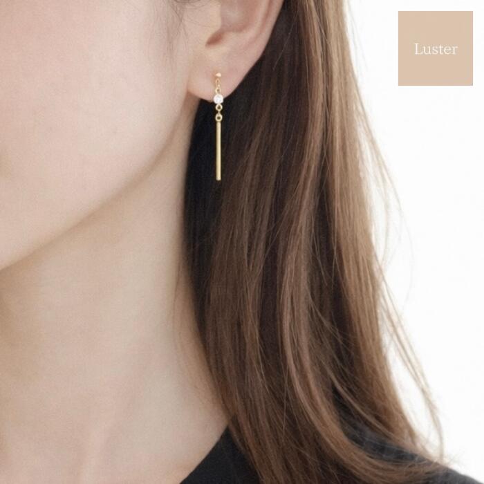 ▶ 3cmタイプはこちら ▶ 【Brand Concept】 ▶ NEW ARRIVAL ▶ 煌めくクリスタルストーンのアクセサリーはこちら ▶ 汗や皮脂に強く変色しにくいアクセサリーはこちら ◆ 商品詳細 ◆ 「さりげなく揺れて、品よく輝く。」 繊細なシルエットが魅力のデザイン。短めのスティックが耳元で上品に揺れ、洗練された印象を演出します。 控えめなサイズ感ながら、顔まわりを明るく見せてくれる絶妙なバランス。主張しすぎない華やかさで、普段使いからお仕事の日まで幅広く活躍します。 小ぶりだからこそ合わせやすく、毎日のコーディネートに自然と馴染むデザインです。 ◆ 素材 ◆ ・プレシオサ社製クリスタルストーン ・ストーン枠:真鍮+16金コーティング ・スティック:高品質真鍮＋24金コーティング ・ネジバネ式イヤリング:真鍮+16金コーティング ・樹脂イヤリング(ノンホールピアス):真鍮+16金コーティング/樹脂 ・スタッドピアス:真鍮+16金コーティング/ポスト:サージカルステンレス+16金コーティング/キャッチ:真鍮+16金コーティング ・樹脂ピアス:真鍮、合金+16金コーティング/樹脂 ◆ サイズ ◆ ・プレシオサ社製クリスタルストーン:幅約3mm/厚み約2.5mm ・スティック:幅約1mm×縦約2cm ・全長:約3.8cm(※ネジバネ式イヤリング) ・全長:約3.5cm(※樹脂イヤリング) ・全長:約3.4cm(※スタッドピアス) ・全長:約3.4cm(※樹脂ピアス) ※上記の金具をご選択の場合です。金具変更により、繋ぎパーツの数や長さに若干の変更が伴います。また、サイズは測り方により多少の誤差が生じる場合がございます。予めご了承ください。 【 ※ご購入前にご確認ください※ 】 ● 金属アレルギーについて すべての方にアレルギーが起こらないことを保証するものではありません。予めご了承ください。 万が一、使用中にかゆみ・かぶれ等の皮膚異常を感じた場合は、直ちに使用を中止し、医療機関を受診してください。 ● 変色について 当商品はメッキ加工製品のため、使用頻度・お手入れの方法・保管環境などにより、変色する場合がございます。 必ずしも変色しないことを保証するものではありませんので、ご了承ください。 ● 返品・交換について お客様都合による返品・交換はお受けしておりません。 ご購入前に商品説明をよくご確認のうえ、ご注文をお願いいたします。 ● 発送について クリックポストにて発送いたします（追跡可能／補償なし）。 ポスト投函となりますので、ご不在時でもお受け取りが可能です。 ※ポストのサイズによっては、不在票対応となる場合がございます。 ● その他 ・当店の商品はすべて、ご注文後にひとつひとつ丁寧に仕上げております。 製造過程でごくわずかな個体差や微細な摩擦痕が生じる場合がございますが、品質基準を満たした商品として、正常品の範囲内でお届けしております。 ・繊細なつくりのため、強い力や衝撃をお避けください。 ・できる限り実物に近い色味で撮影しておりますが、ご覧の端末やモニター環境により、色味が異なる場合がございます。 ・他モールでも販売しているため、ご注文のタイミングによっては在庫切れとなる場合がございます。その際はキャンセルとさせていただく場合がございますので、ご了承ください。▶ 3cmタイプはこちら ▶ 【Brand Concept】 ▶ NEW ARRIVAL ▶ 煌めくクリスタルストーンのアクセサリーはこちら ▶ 汗や皮脂に強く変色しにくいアクセサリーはこちら ◆ 商品詳細 ◆ 「さりげなく揺れて、品よく輝く。」 繊細なシルエットが魅力のデザイン。短めのスティックが耳元で上品に揺れ、洗練された印象を演出します。 控えめなサイズ感ながら、顔まわりを明るく見せてくれる絶妙なバランス。主張しすぎない華やかさで、普段使いからお仕事の日まで幅広く活躍します。 小ぶりだからこそ合わせやすく、毎日のコーディネートに自然と馴染むデザインです。 ◆ 素材 ◆ ・プレシオサ社製クリスタルストーン ・ストーン枠:真鍮+16金コーティング ・スティック:高品質真鍮＋24金コーティング ・ネジバネ式イヤリング:真鍮+16金コーティング ・樹脂イヤリング(ノンホールピアス):真鍮+16金コーティング/樹脂 ・スタッドピアス:真鍮+16金コーティング/ポスト:サージカルステンレス+16金コーティング/キャッチ:真鍮+16金コーティング ・樹脂ピアス:真鍮、合金+16金コーティング/樹脂 ◆ サイズ ◆ ・プレシオサ社製クリスタルストーン:幅約3mm/厚み約2.5mm ・スティック:幅約1mm×縦約2cm ・全長:約3.8cm(※ネジバネ式イヤリング) ・全長:約3.5cm(※樹脂イヤリング) ・全長:約3.4cm(※スタッドピアス) ・全長:約3.4cm(※樹脂ピアス) ※上記の金具をご選択の場合です。金具変更により、繋ぎパーツの数や長さに若干の変更が伴います。また、サイズは測り方により多少の誤差が生じる場合がございます。予めご了承ください。 【 ※ご購入前にご確認ください※ 】 ● 金属アレルギーについて すべての方にアレルギーが起こらないことを保証するものではありません。予めご了承ください。 万が一、使用中にかゆみ・かぶれ等の皮膚異常を感じた場合は、直ちに使用を中止し、医療機関を受診してください。 ● 変色について 当商品はメッキ加工製品のため、使用頻度・お手入れの方法・保管環境などにより、変色する場合がございます。 必ずしも変色しないことを保証するものではありませんので、ご了承ください。 ● 返品・交換について お客様都合による返品・交換はお受けしておりません。 ご購入前に商品説明をよくご確認のうえ、ご注文をお願いいたします。 ● 発送について クリックポストにて発送いたします（追跡可能／補償なし）。 ポスト投函となりますので、ご不在時でもお受け取りが可能です。 ※ポストのサイズによっては、不在票対応となる場合がございます。 ● その他 ・当店の商品はすべて、ご注文後にひとつひとつ丁寧に仕上げております。 製造過程でごくわずかな個体差や微細な摩擦痕が生じる場合がございますが、品質基準を満たした商品として、正常品の範囲内でお届けしております。 ・繊細なつくりのため、強い力や衝撃をお避けください。 ・できる限り実物に近い色味で撮影しておりますが、ご覧の端末やモニター環境により、色味が異なる場合がございます。 ・他モールでも販売しているため、ご注文のタイミングによっては在庫切れとなる場合がございます。その際はキャンセルとさせていただく場合がございますので、ご了承ください。