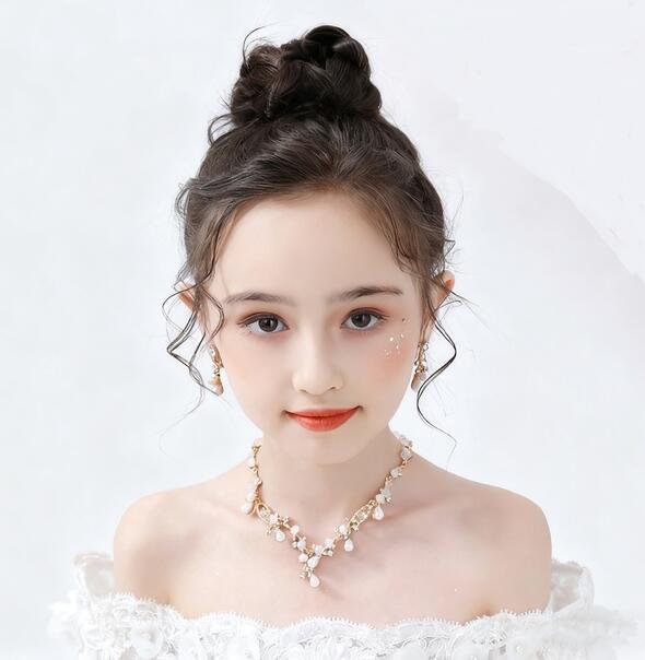 【送料無料】子供髪飾り 花 リーフ パール モチーフ カチューシャ ウエディング ヘ...