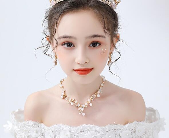 【送料無料】子供髪飾り 花 リーフ パール モチーフ カチューシャ ウエディング ヘ...