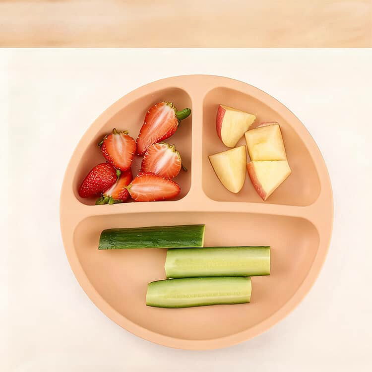 ルテラのひっくり返らない シリコンプレート プレート シリコンプレート 4個の吸盤 シリコン すくいやすい 食洗機OK 電子レンジOK 離乳食 シリコン 皿 食器 ワンプレート 強力吸着 便利アイテム 赤ちゃん 育児 ベビー 仕切り ハロウィン 出産祝い ニュアンス｜アングル3