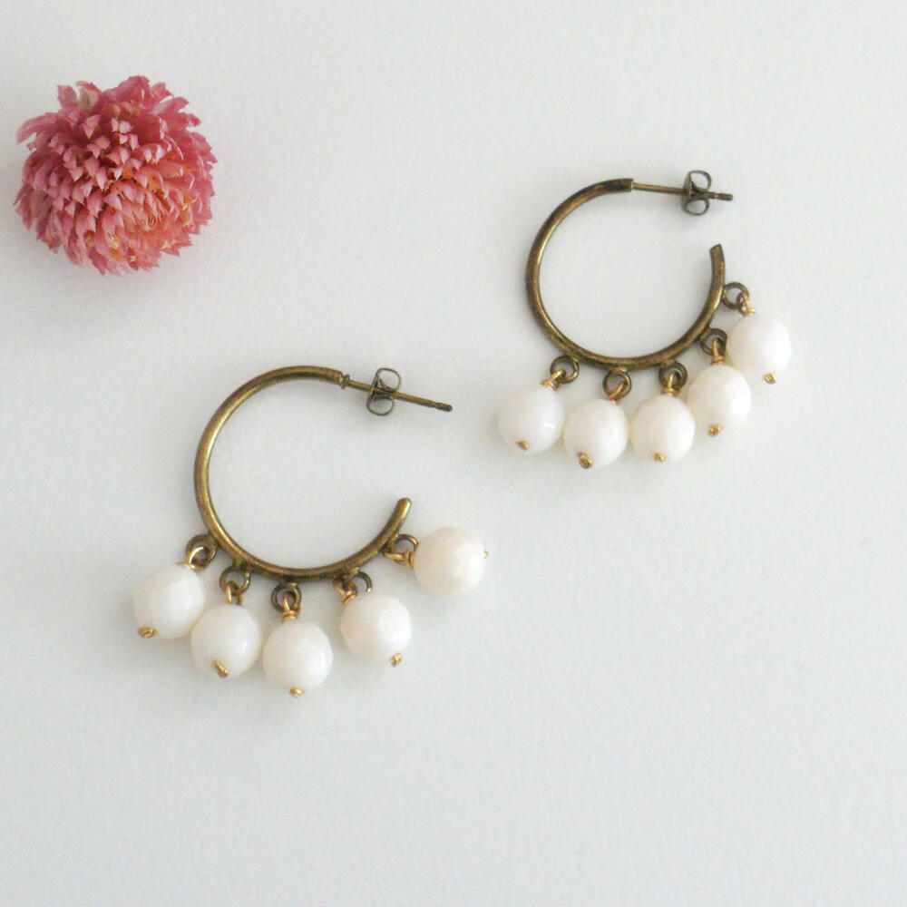 ホワイトコーラルのフープピアス