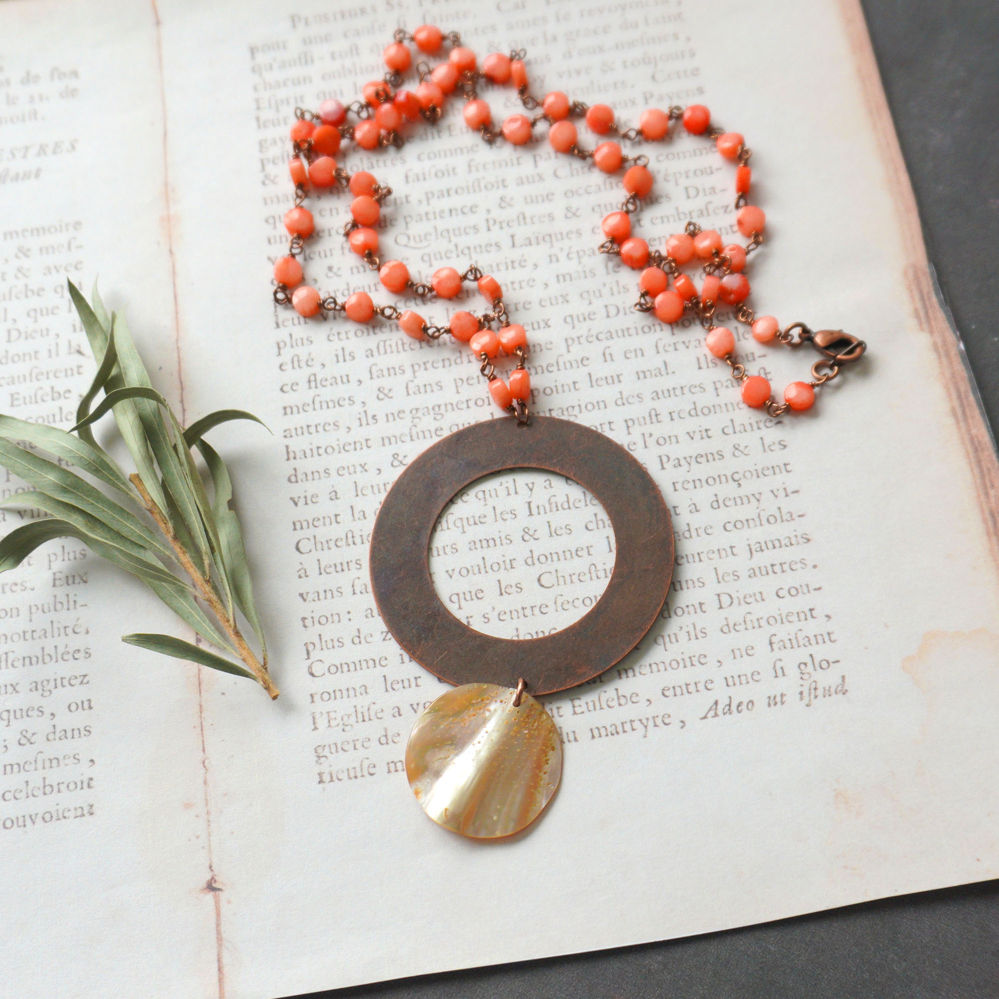 コーラル 珊瑚 サンゴ シェル 貝 ネックレス ロングネックレス ボリューム アクセサリー 大ぶり 金属 フープ 輪 ナチュラルテイスト(4)